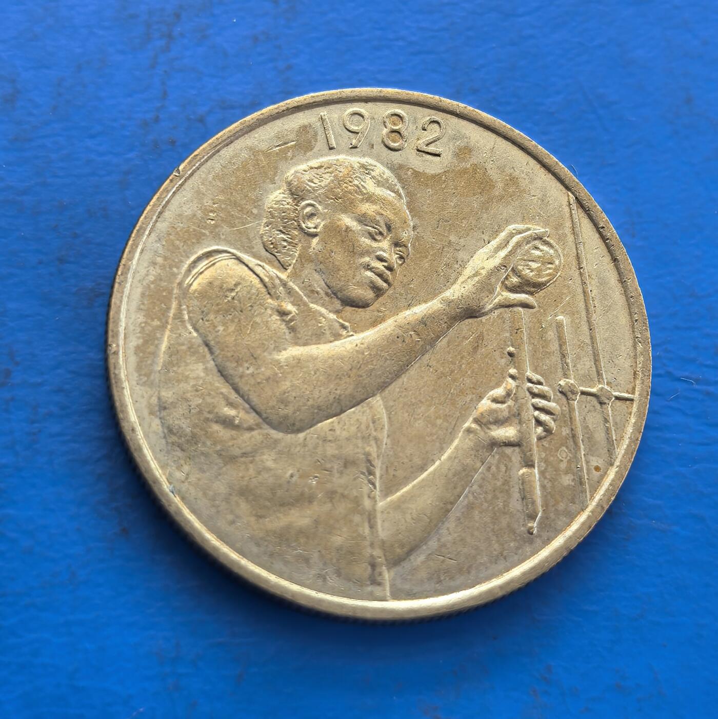 外国优质银币非洲美洲币，周六九点倒数截拍，满百包邮，持续收拍 中非国家银行1982 年 25 法郎硬币，正面展非洲传统面具元素，背面绘劳动者形象，风格融合中非文化符号与发展主题，是非洲法郎区特色货币收藏之选。