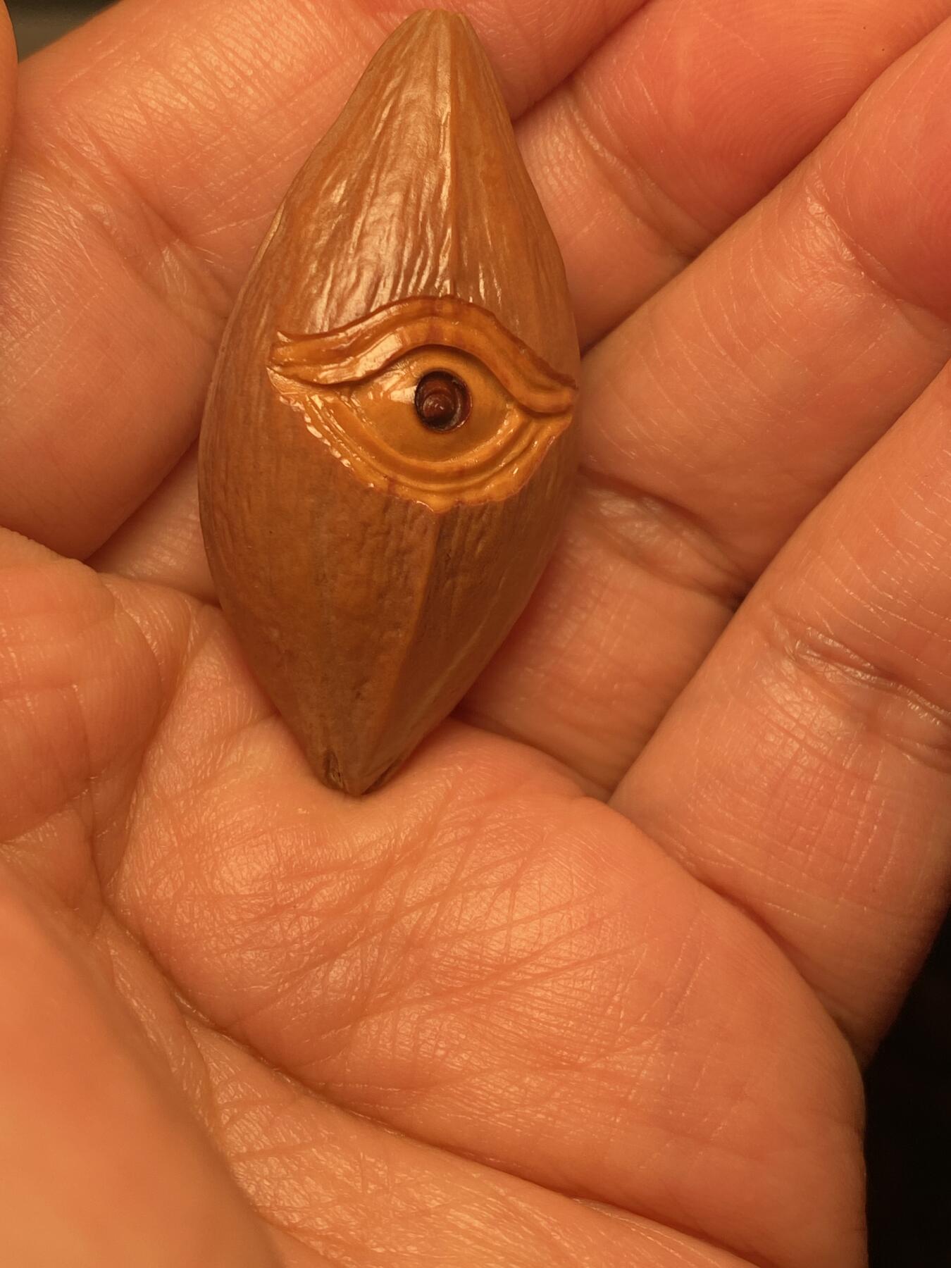 苏工名家王红秋个人作品展示 福利苏工核雕，纯手工雕刻，四花梅林大核天使之眼，个性十足，等待有缘人，市场无同款，尺寸2。2x4.49喜欢的来