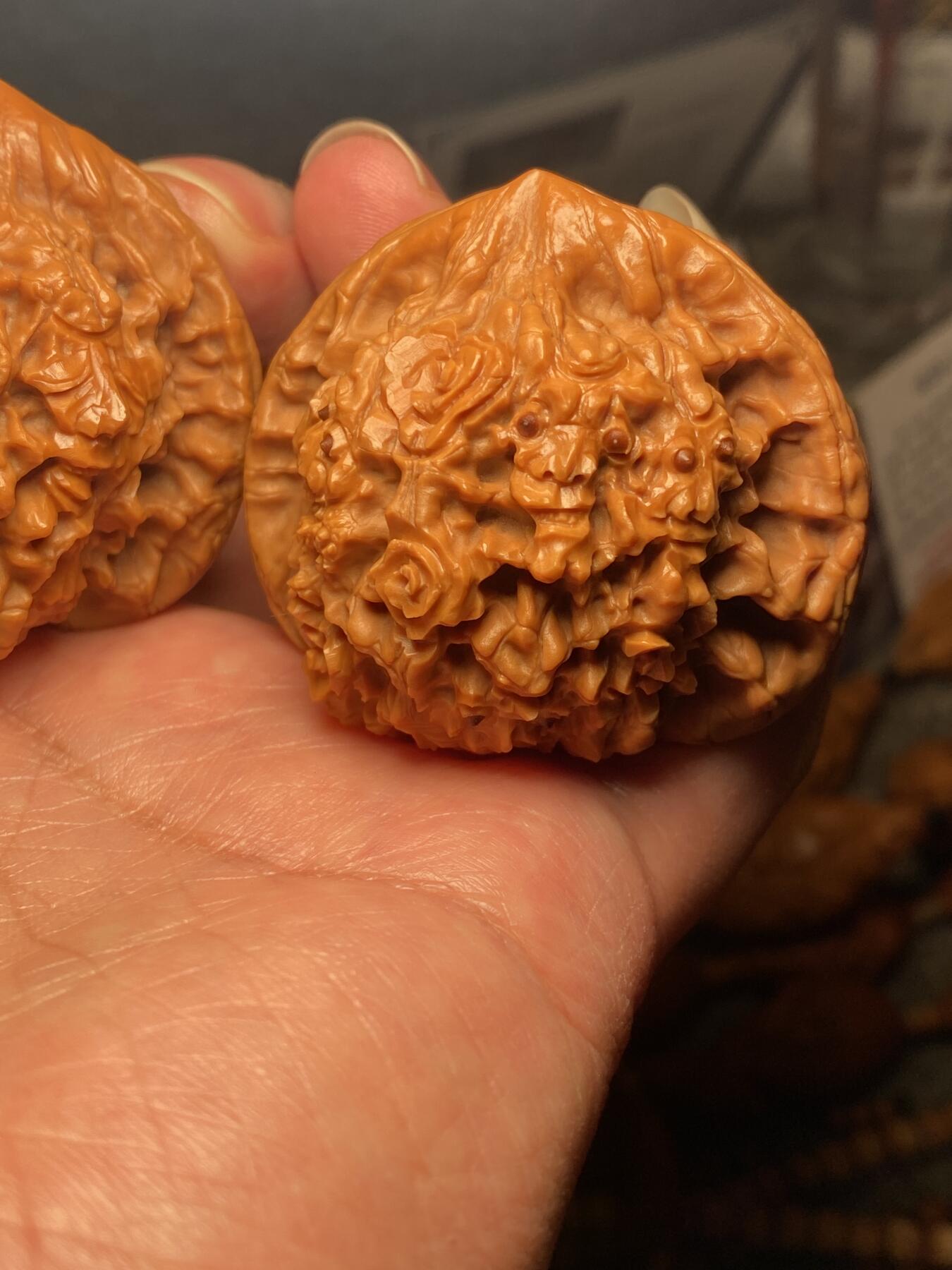 苏工名家王红秋个人作品展示 福利苏工核雕，纯手工核桃雕刻十八罗汉尊者一对个性十足，四面满工，等待有缘人，市场无同款，尺寸5。05喜欢的来