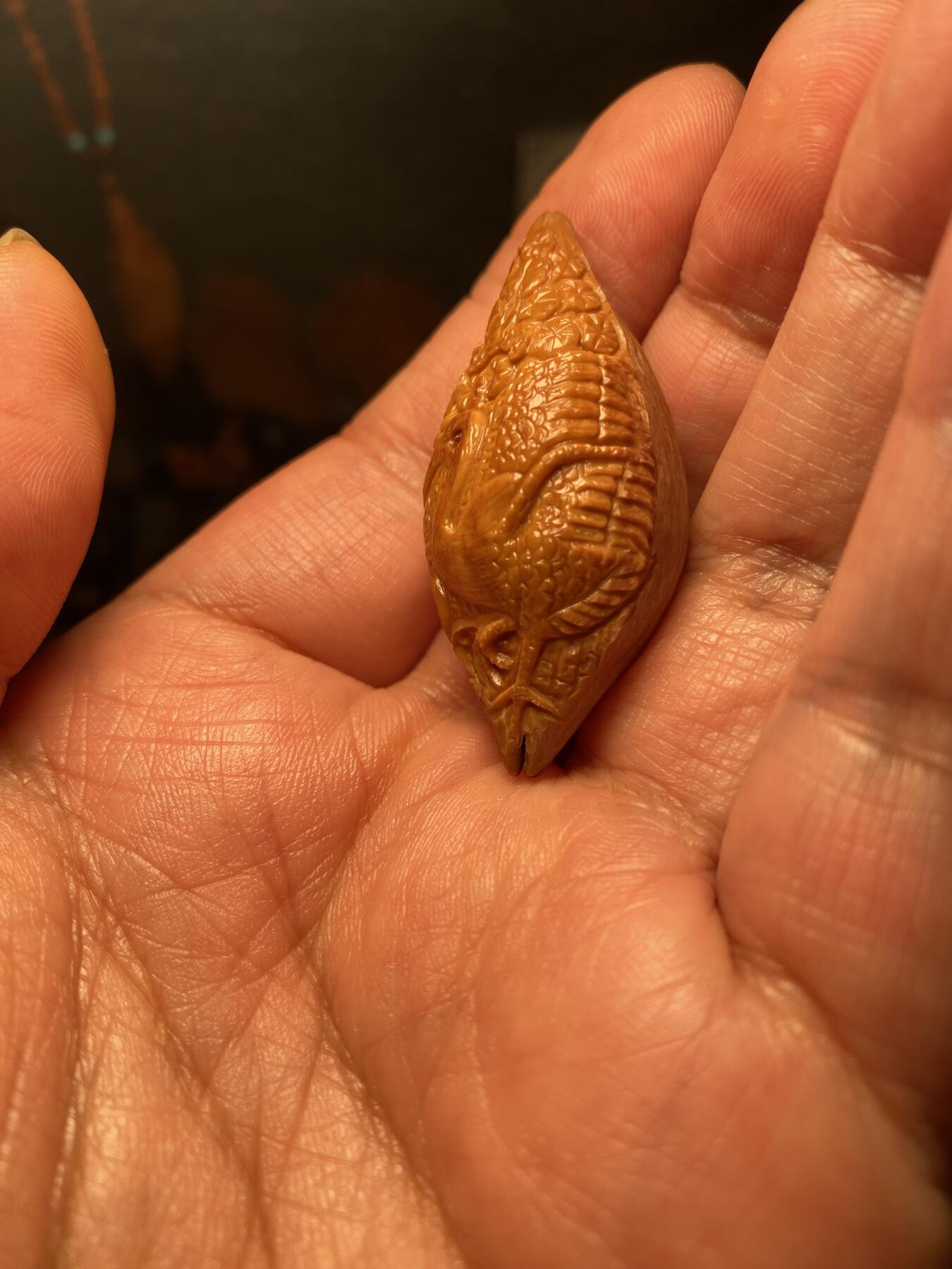 苏工名家王红秋个人作品展示 福利苏工核雕，纯手工雕刻，四花松鹤延年，个性十足，等待有缘人，市场无同款，尺寸2。2x4.7喜欢的来