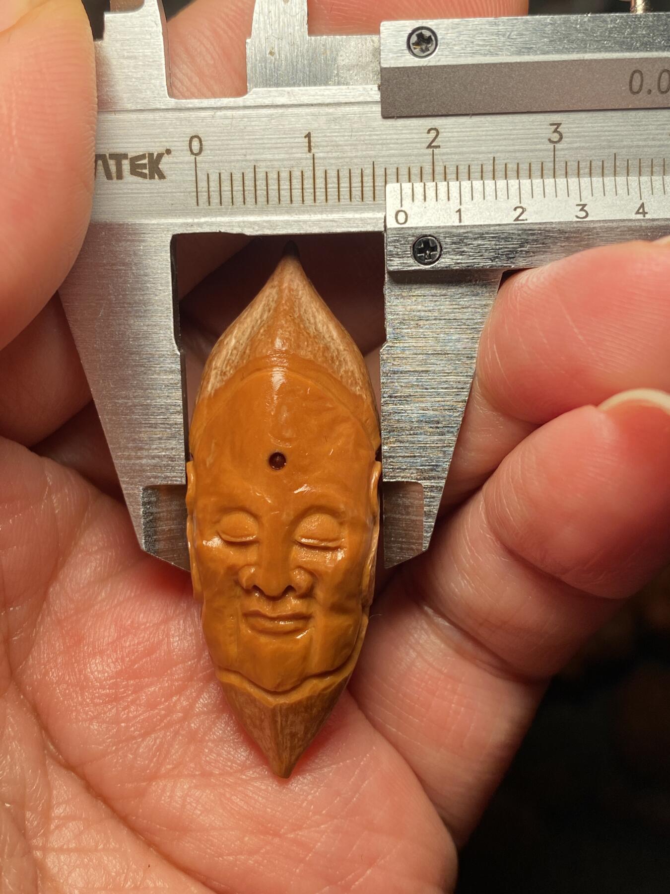 苏工名家王红秋个人作品展示 苏工核雕纯手工雕刻，超长二花静思单籽，个性十足，市场无同款，尺寸1。7x4.75喜欢的来