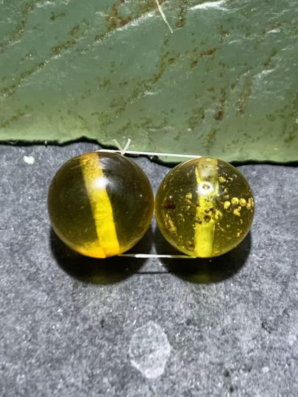 天然金珀通货圆珠一对，