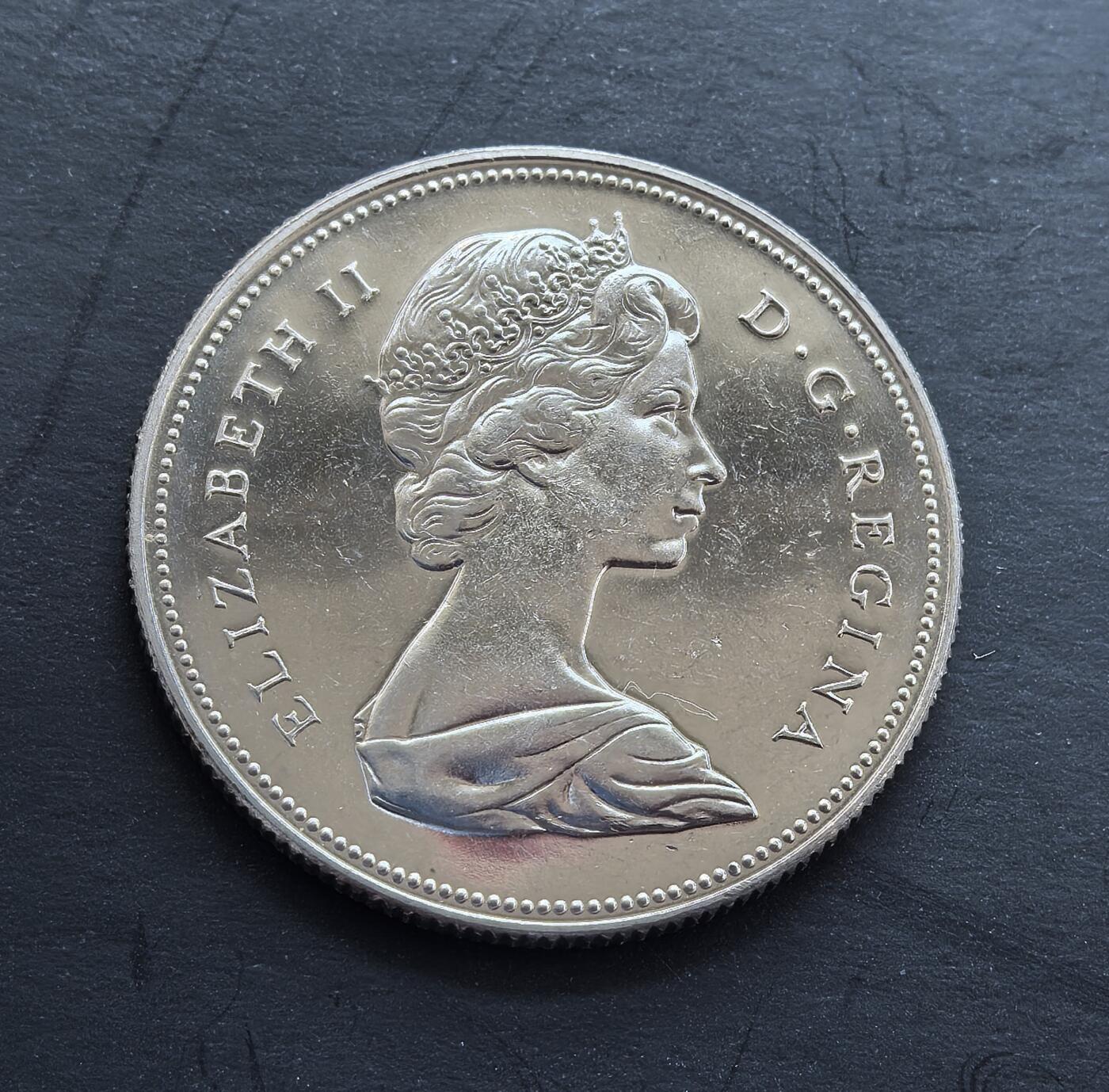 外国优质银币非洲美洲币，周六九点倒数截拍，满百包邮，持续收拍 加拿大1970 年 50 分精制币，正面是伊丽莎白二世像，背面展加拿大国徽（双狮护盾），币面工艺细腻，国徽细节清晰，具英联邦货币收藏与历史价值。