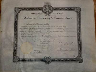 凯旋世界勋赏（第21期冬季大拍）（欢迎送拍）（对拍品有疑问请询问客服，不接受到手刀，出价默认拍品品相。请认真阅读拍卖规则！出价默认已认可！）（收到货请录制开箱视频，无视频概不处理问题。） - （羊皮纸）1866年法兰西第二帝国颁发的一级药剂师文凭，是当时法国药剂师从业的法定高级资质凭证