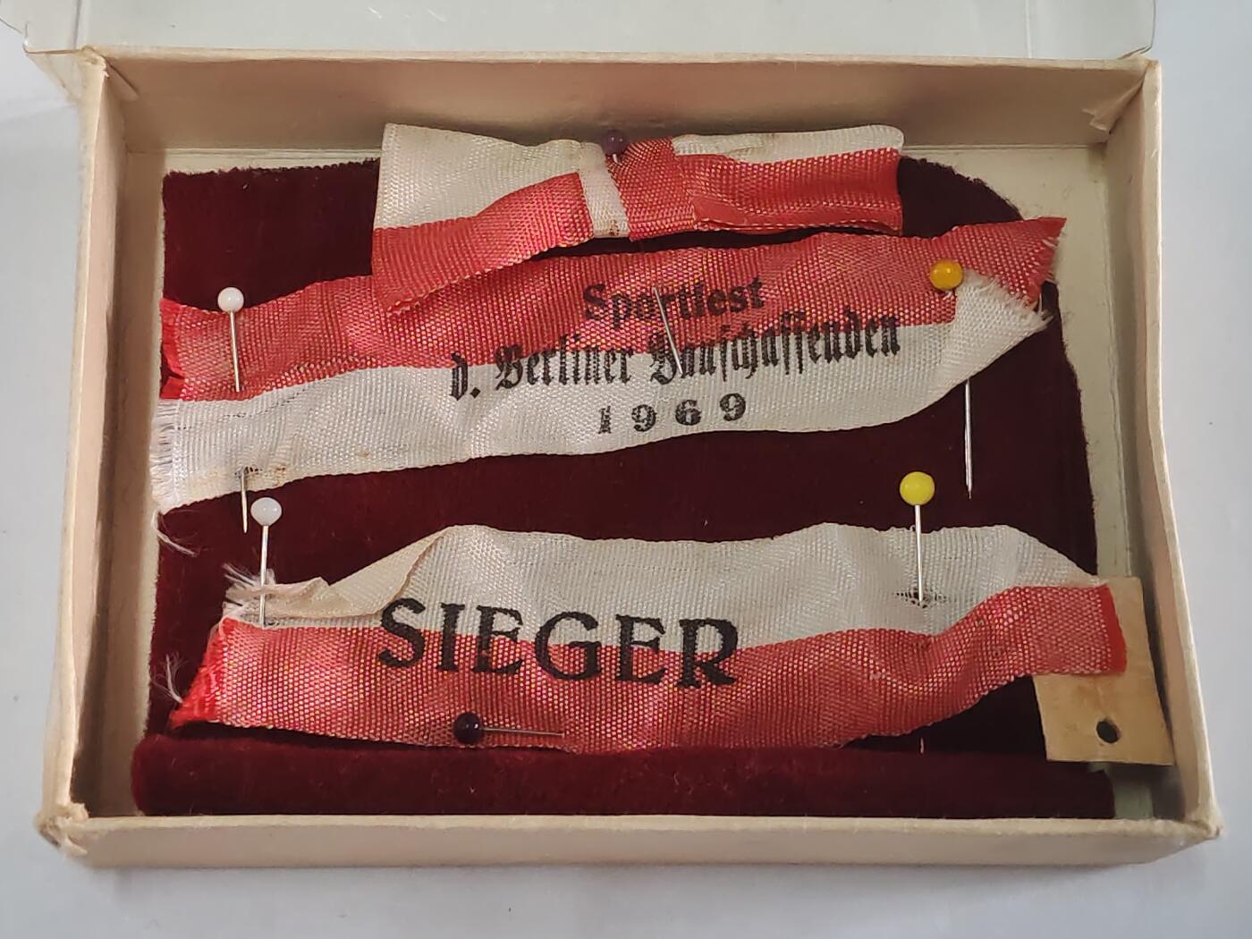 韵星假日拍卖第三十六期 -- Rimey Holidays Auction 36 民主德国1969首都建设礼盒 绶带用于别在制服上 少见