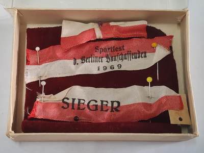 韵星假日拍卖第三十六期 -- Rimey Holidays Auction 36 - 民主德国1969首都建设礼盒 绶带用于别在制服上 少见