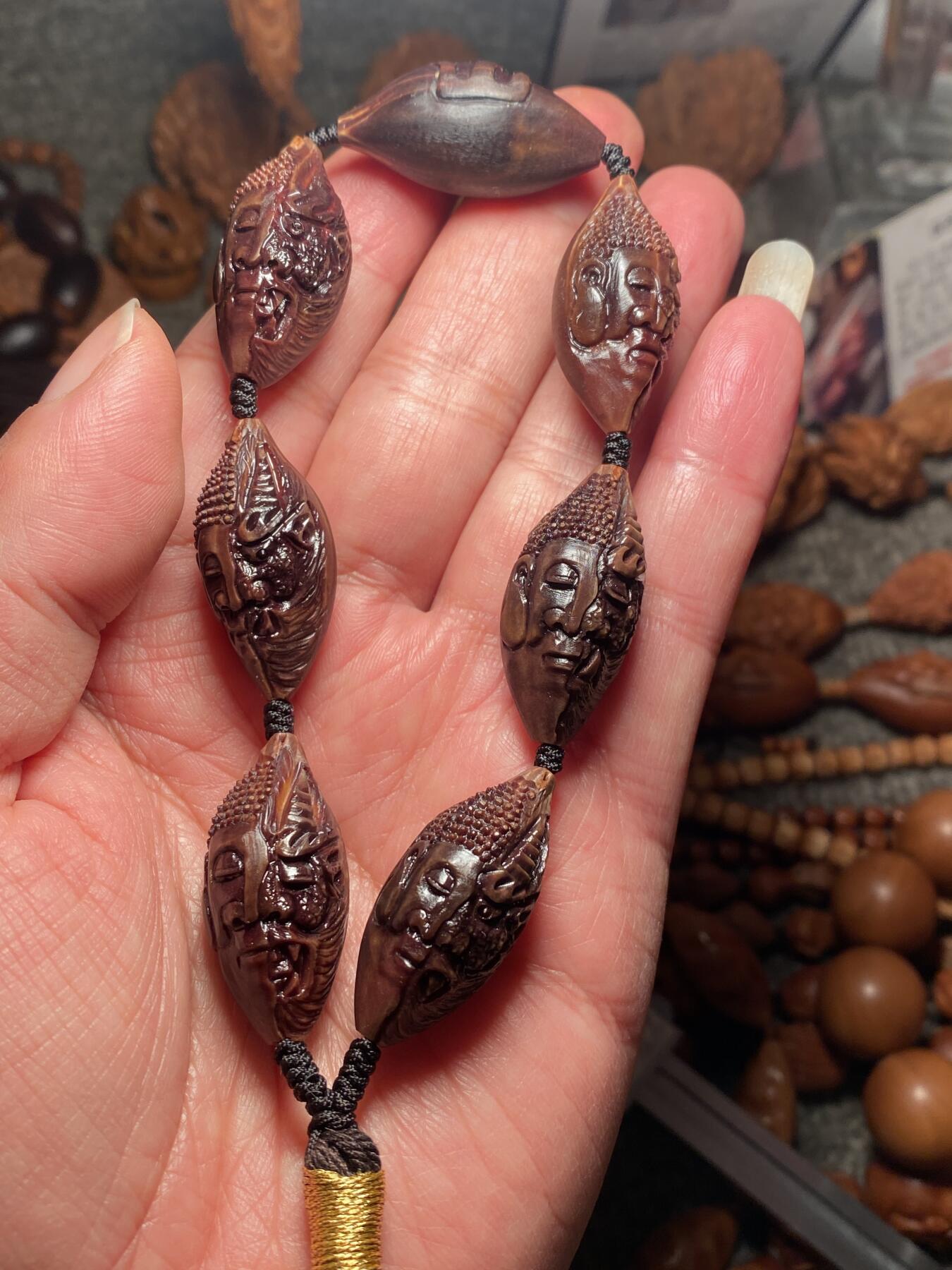 苏工名家王红秋个人作品展示 福利老苏工核雕，纯手工雕刻，紫核老款一念之间手串个性十足，等待有缘人，市场无同款，尺寸1。55x3。3喜欢的来呀