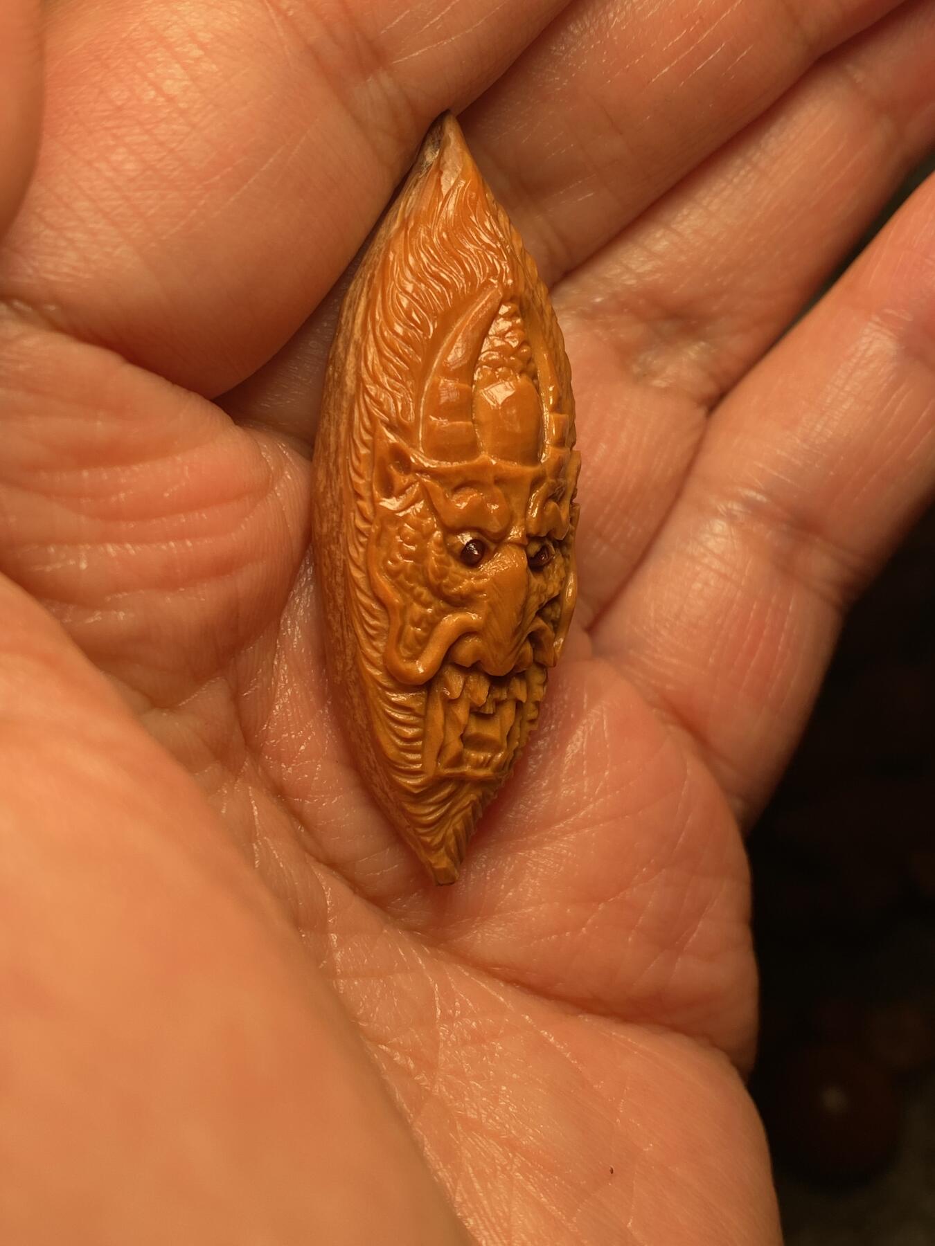 苏工名家王红秋个人作品展示 苏工核雕纯手工雕刻，超长二花瑞龙单籽，个性十足，市场无同款，尺寸1。7x4.88喜欢的来