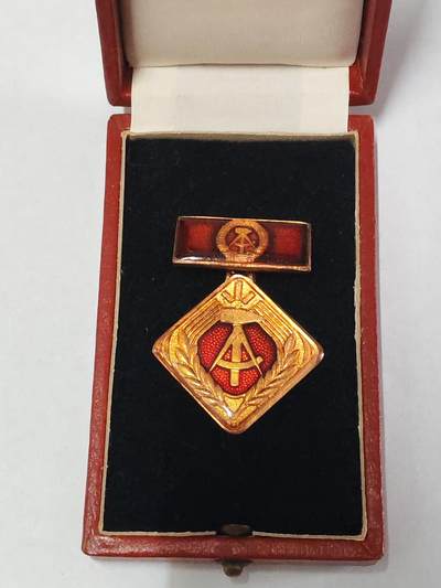 韵星假日拍卖第三十六期 -- Rimey Holidays Auction 36 - 民主德国个人劳动荣誉奖章带原盒