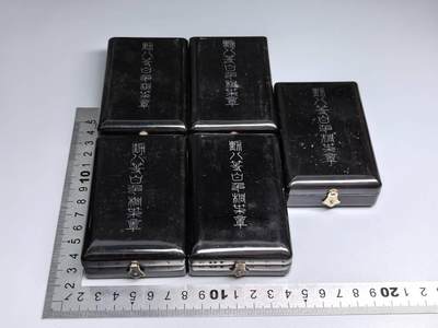 小驴勋章奖章收藏1月10日周六晚六点拍卖（珍爱和平，收藏战争，铭记历史，勿忘国耻，忠党爱国。有偿代拍，送拍规则在简介最后，参拍须阅读规则后再参拍，关系到运费包装发货时效真假辨别等关键信息，拍卖时不再发原图，看大图店主微信码在拍卖店铺介绍里） - 勋八等白色桐叶盒子5个