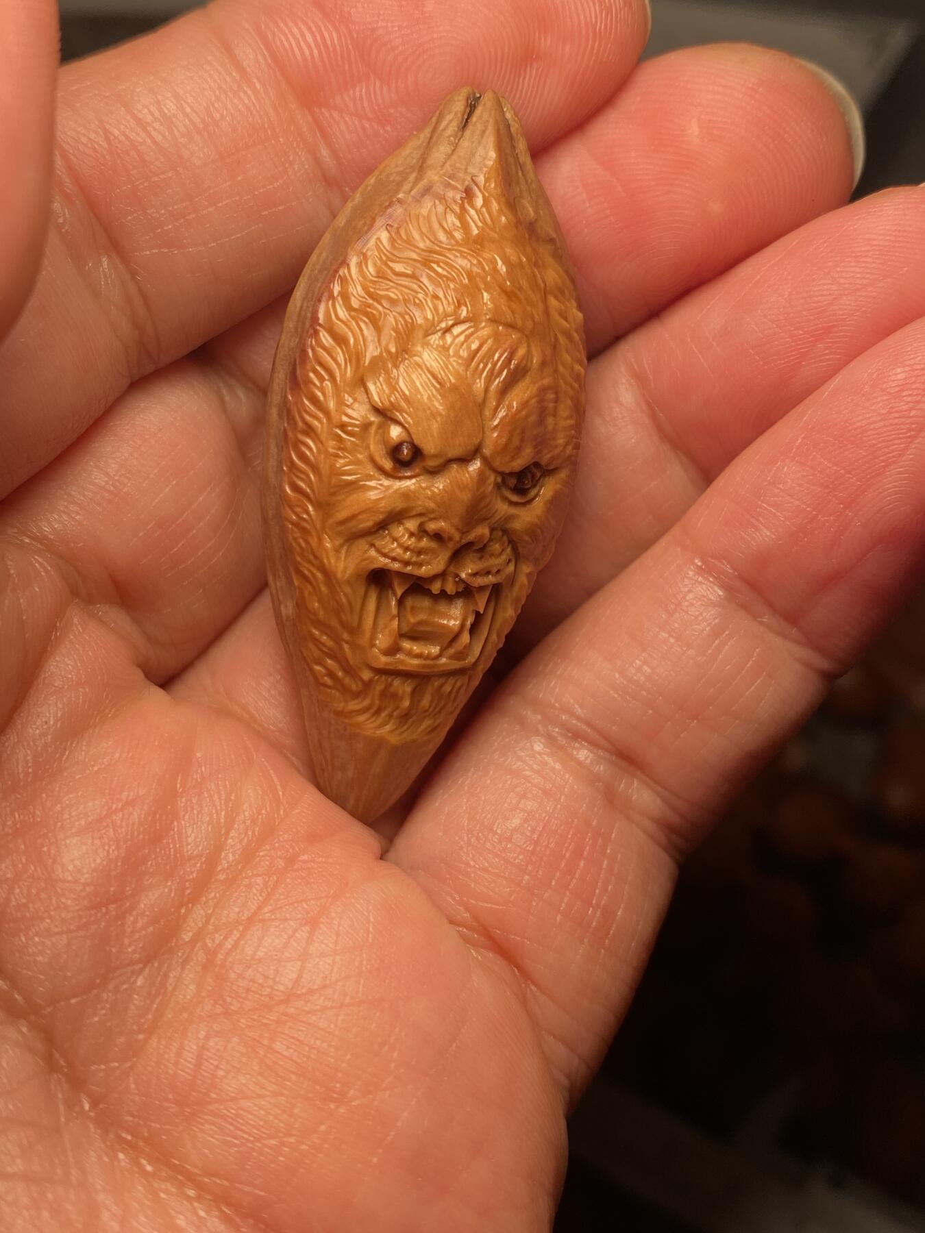 苏工名家王红秋个人作品展示 福利苏工核雕，纯手工雕刻，四花梅林大核君临天下，个性十足，等待有缘人，市场无同款，尺寸2。3x5。0喜欢的来