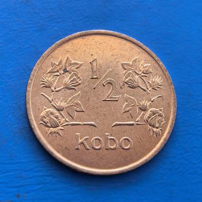 外国优质银币非洲美洲币，周六九点倒数截拍，满百包邮，持续收拍 - 特别少见面值1973 年尼日利亚联邦共和国 1/2 科博硬币，正面绘国徽（双马护盾），背面展棉花枝（尼日利亚经济作物），属该国独立后流通币，风格体现其国家标识与农业特色，具西非货币收藏价值。