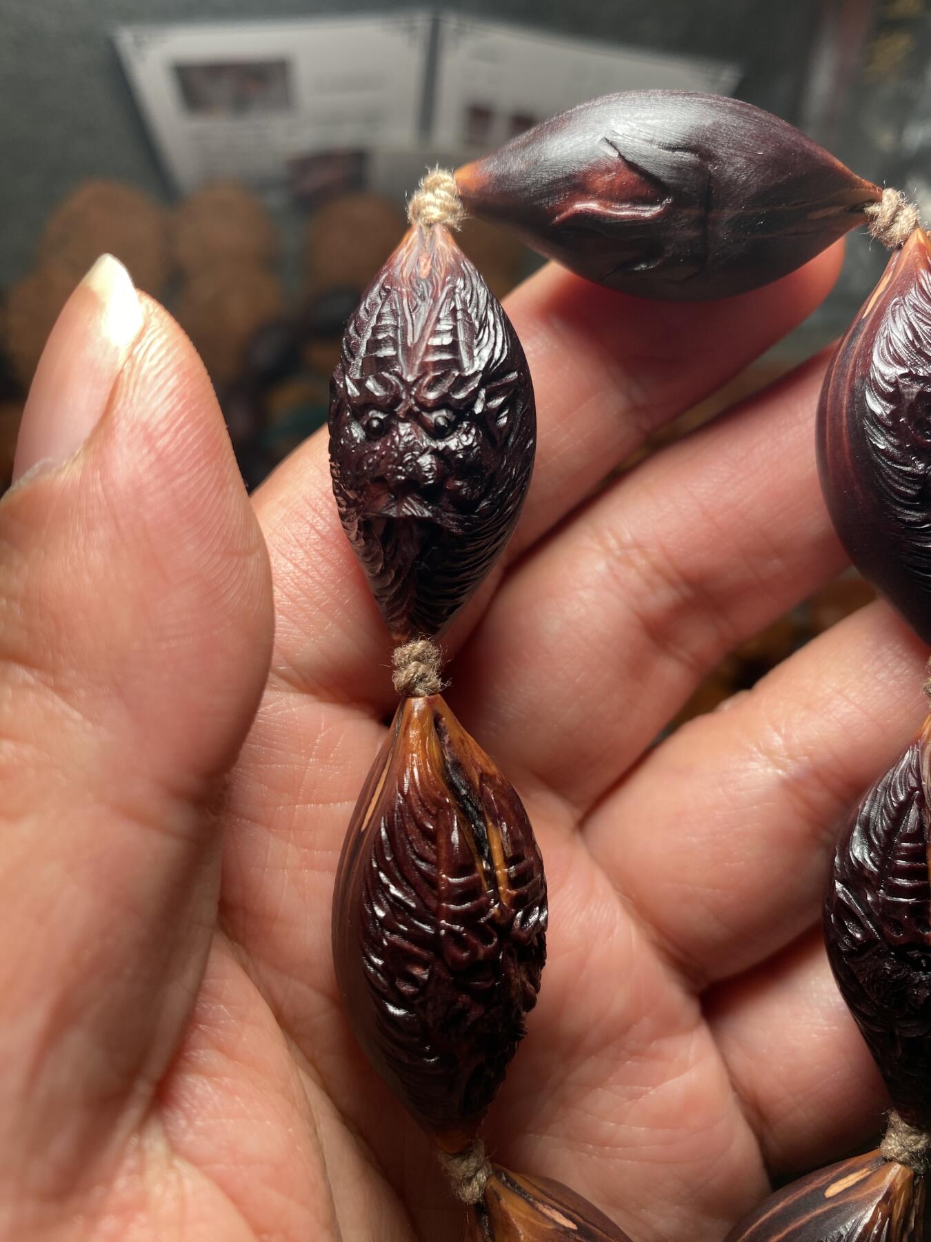 苏工名家王红秋个人作品展示 福利老苏工核雕，纯手工雕刻，紫核老款冥王手串个性十足，等待有缘人，市场无同款，尺寸1。7x3.45喜欢的来呀