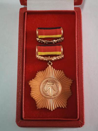 韵星假日拍卖第三十六期 -- Rimey Holidays Auction 36 - 民主德国铜级祖国功勋勋章带原盒略 库存品相