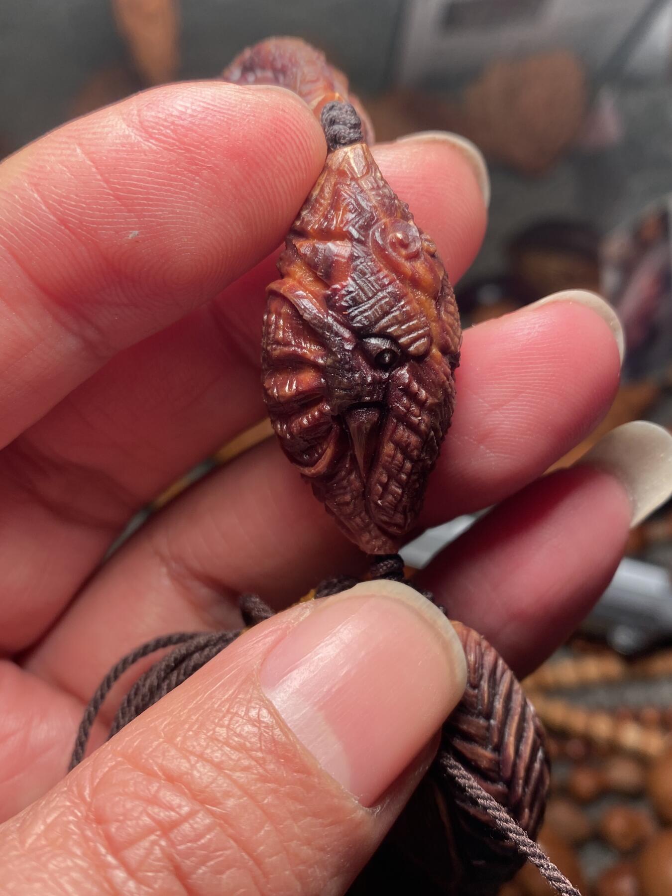 苏工名家王红秋个人作品展示 福利老苏工核雕，纯手工雕刻，紫核老款吉祥如意手串个性十足，等待有缘人，市场无同款，尺寸1。68x3.6喜欢的来呀