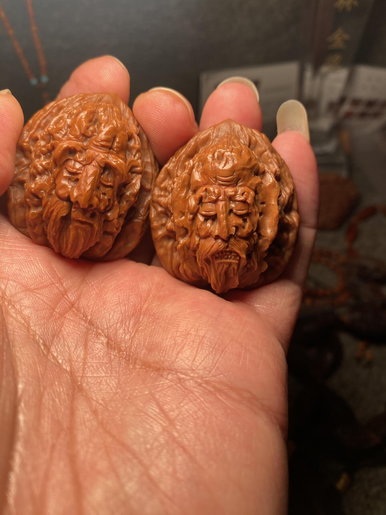 苏工名家王红秋个人作品展示 福利苏工核雕，纯手工核桃雕刻南极仙翁一对个性十足，等待有缘人，市场无同款，尺寸3。7喜欢的来