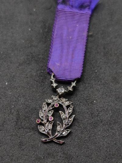 凯旋世界勋赏（第21期冬季大拍）（欢迎送拍）（对拍品有疑问请询问客服，不接受到手刀，出价默认拍品品相。请认真阅读拍卖规则！出价默认已认可！）（收到货请录制开箱视频，无视频概不处理问题。） - 棕榈叶珠宝商带钻石红宝石版本银制红宝石金底托授予瑞士雅克罗德夫妇