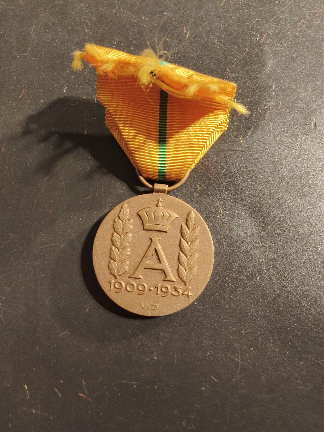 老王徽章第175期 比利时阿尔贝一世国王执政纪念章