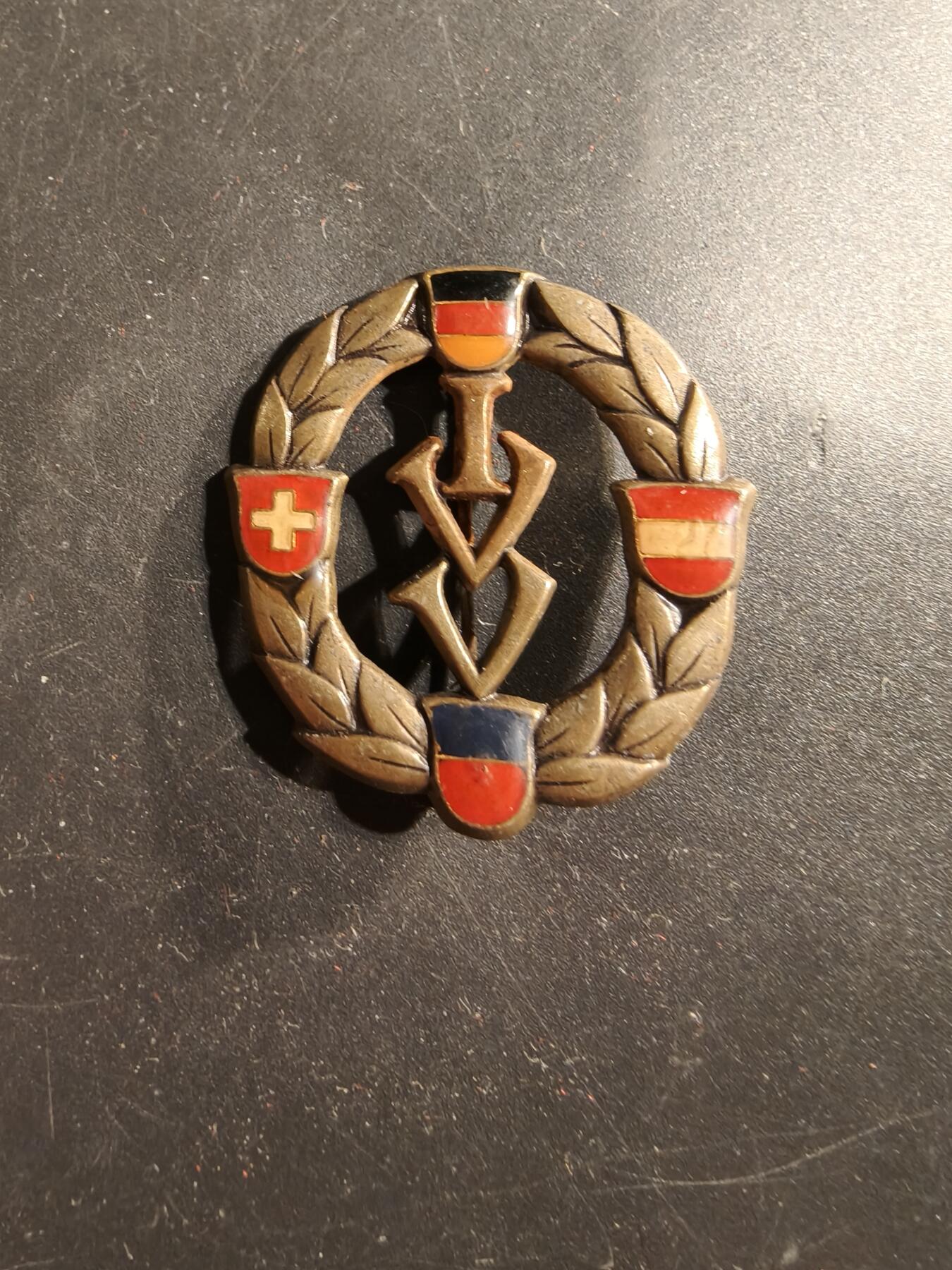 老王徽章第175期 国际大众体育联合会证章        该组织旨在鼓励参与者进行非竞争性的步行、骑自行车、游泳和滑雪等大众体育活动。参与者通过记录簿累计参与活动的次数或行走的距离来获得不同级别的奖项（包括证书、布贴和徽章）   该组织于 1968 年由来自德国、奥地利、瑞士和列支敦士登的俱乐部在林道创立。  