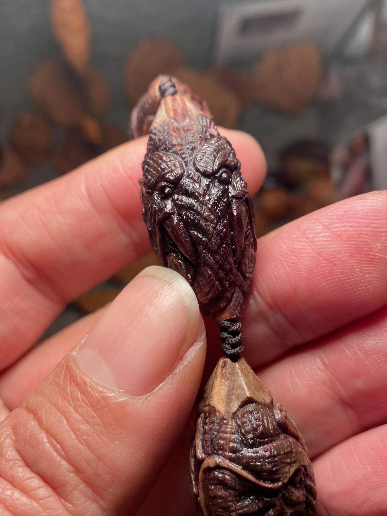 苏工名家王红秋个人作品展示 福利老苏工核雕，纯手工雕刻，紫核老款吉祥如意手串个性十足，等待有缘人，市场无同款，尺寸1。68x3.6喜欢的来呀