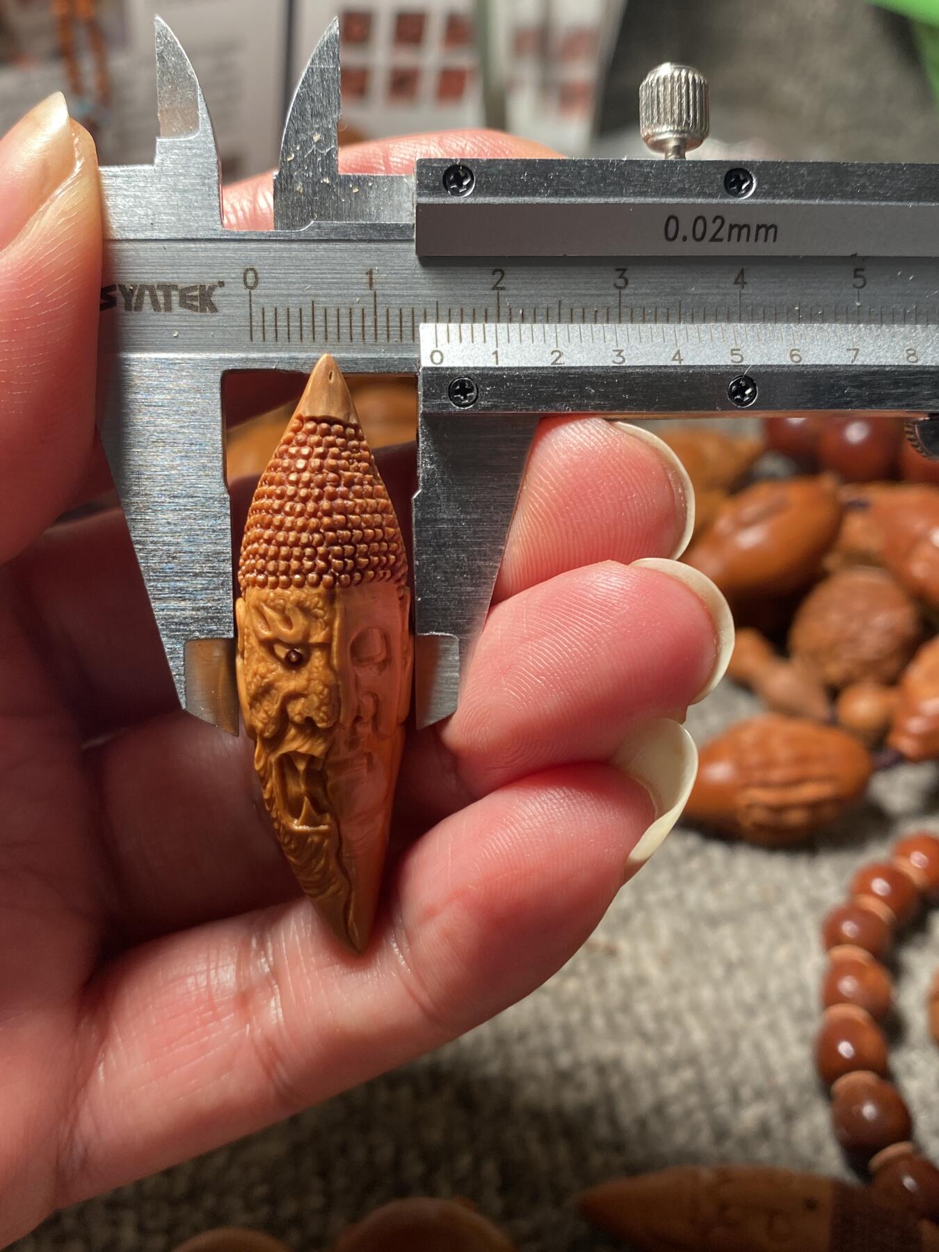 苏工名家王红秋个人作品展示 福利苏工核雕，纯手工雕刻，老苏工柳叶一念之间，个性十足，等待有缘人尺寸1。5x5.0喜欢的来