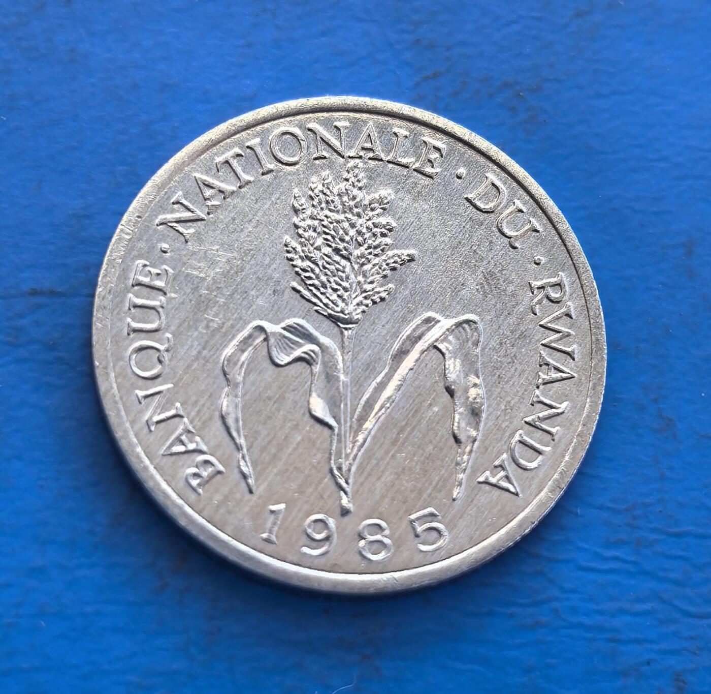 外国优质银币非洲美洲币，周六九点倒数截拍，满百包邮，持续收拍 卢旺达1985 年 1 法郎币，正面绘该国作物高粱，背面展国徽元素（鹰、国旗），承载卢旺达农业符号与国家标识，兼具地域经济文化与时代收藏价值。