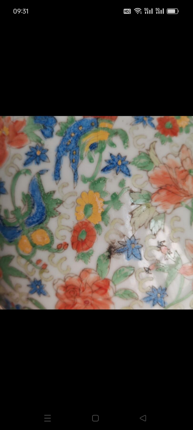 老瓷器五彩花卉盖罐一个，高约26厘米，带盖。罐身五彩花卉纹饰，色彩鲜艳，工艺细致，底部有款识。整体成色还可以，有正常使用痕迹，适合收藏或摆件。