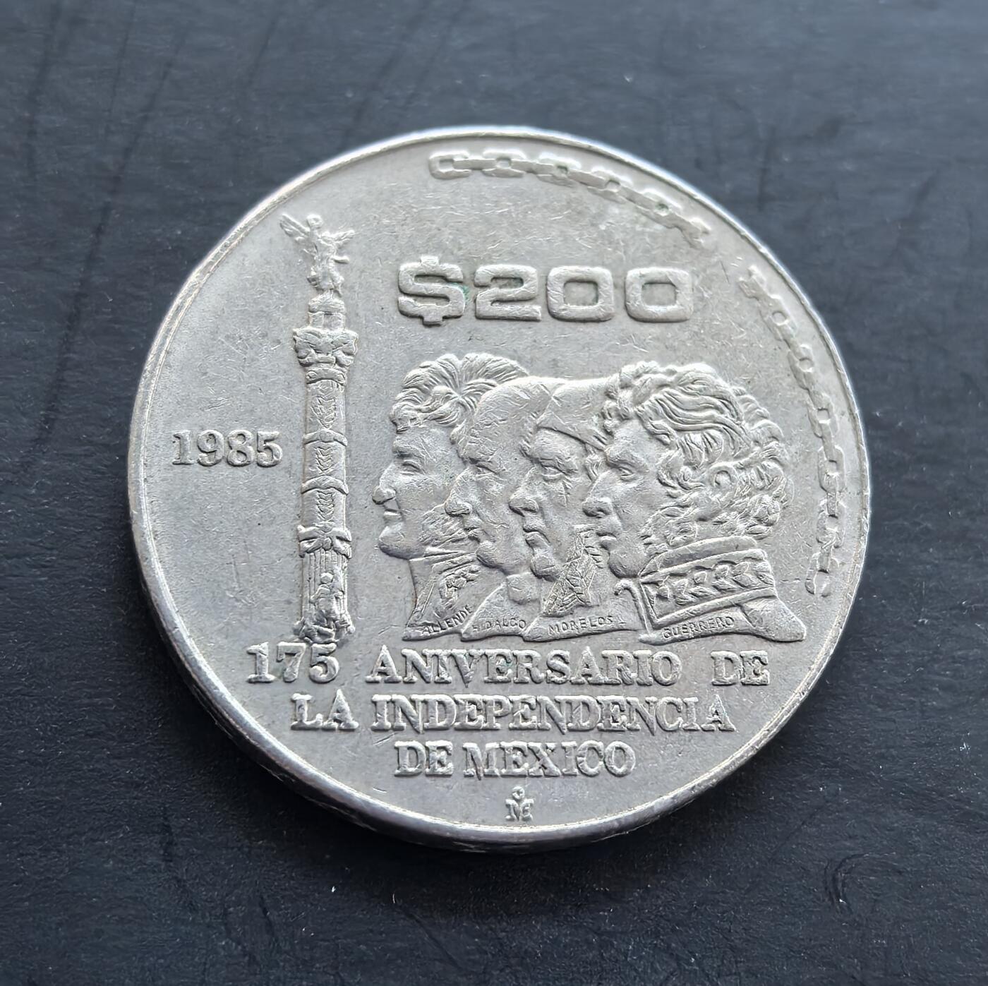 外国优质银币非洲美洲币，周六九点倒数截拍，满百包邮，持续收拍 墨西哥1985 年独立 175 周年 200 比索纪念币，正面展独立英雄群像与纪念柱，背面是墨西哥国徽（鹰蛇仙人掌），题材具历史意义，币面细节饱满，具收藏价值。