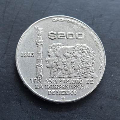 外国优质银币非洲美洲币，周六九点倒数截拍，满百包邮，持续收拍 - 墨西哥1985 年独立 175 周年 200 比索纪念币，正面展独立英雄群像与纪念柱，背面是墨西哥国徽（鹰蛇仙人掌），题材具历史意义，币面细节饱满，具收藏价值。