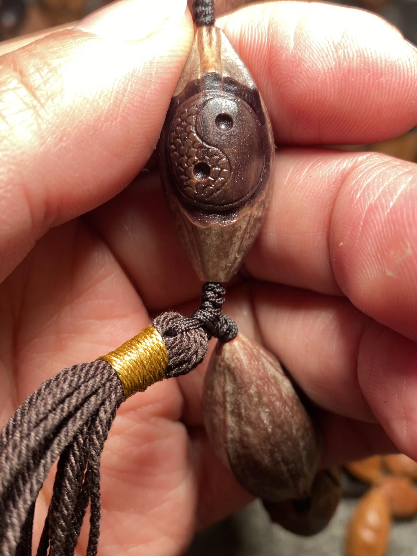 苏工名家王红秋个人作品展示 福利老苏工核雕，纯手工雕刻，紫核老款太极图，扭转乾坤手串个性十足，等待有缘人，市场无同款，尺寸1。6x3。3喜欢的来呀