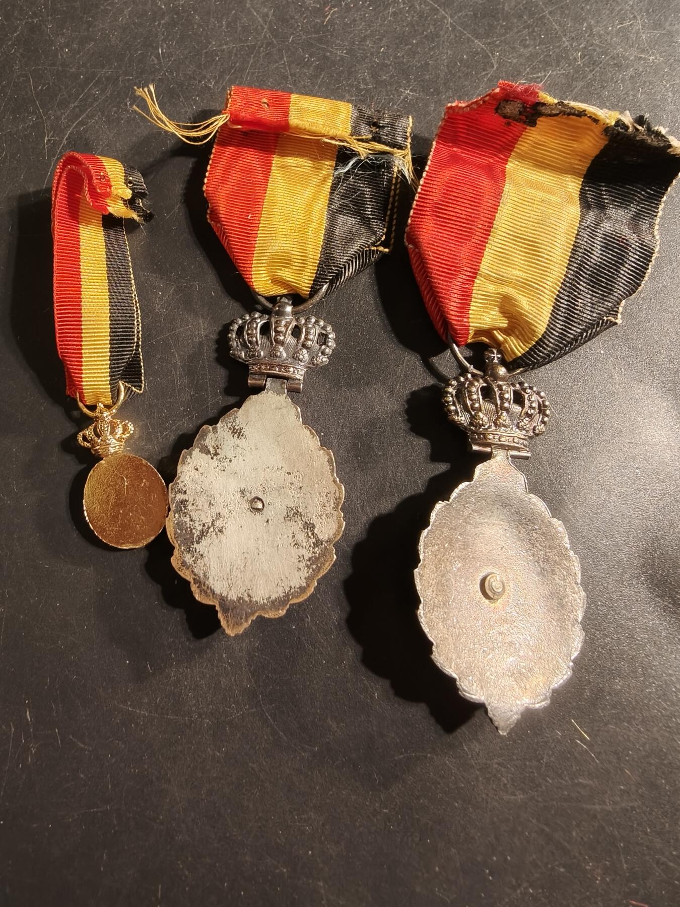 老王徽章第175期 比利时银级劳工奖章2枚+金级迷你章一组