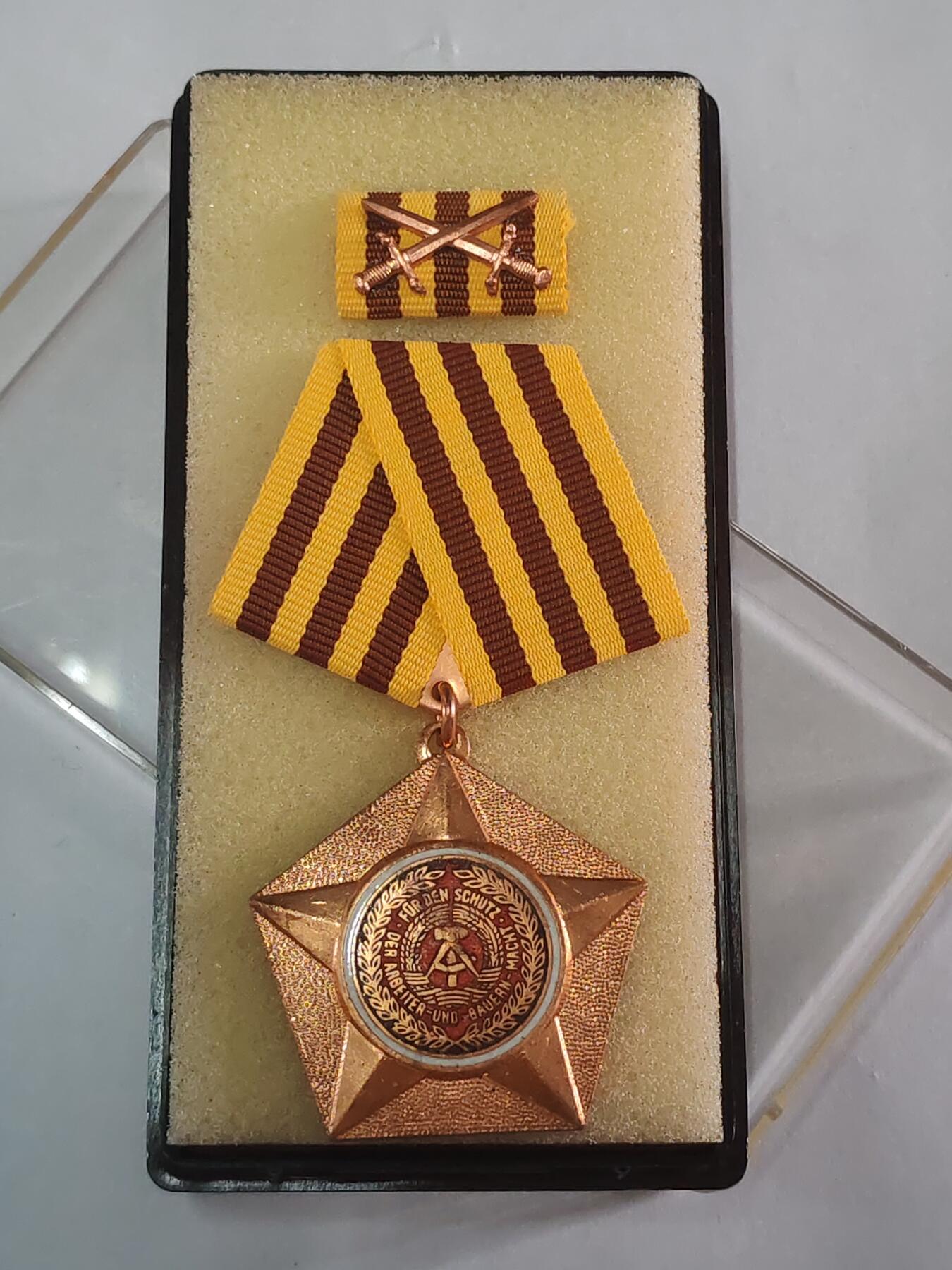 韵星假日拍卖第三十六期 -- Rimey Holidays Auction 36 民主德国铜级为人民和祖国战功勋章带原盒略 库存品相 高级勋章