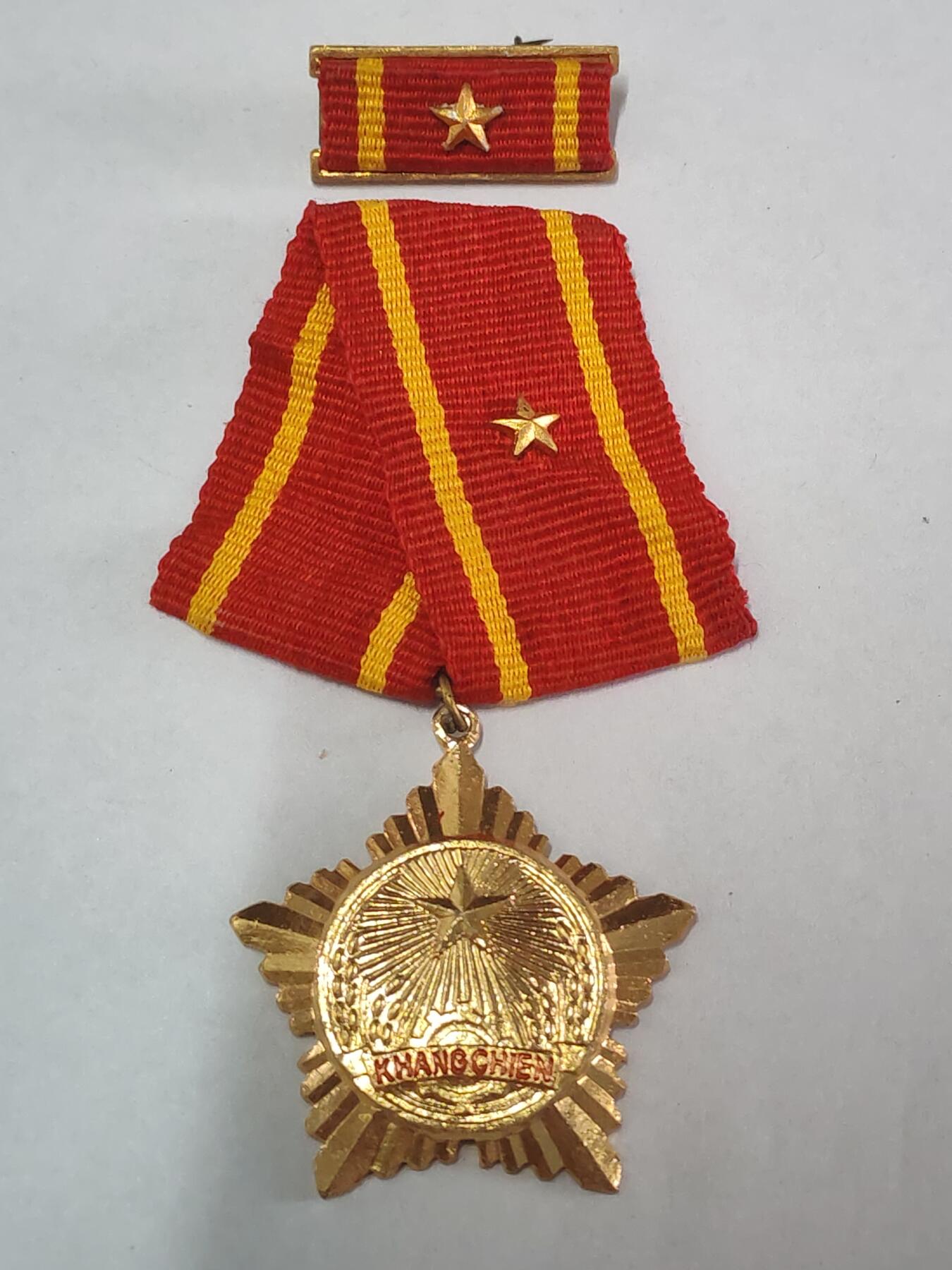 韵星假日拍卖第三十六期 -- Rimey Holidays Auction 36 越南社会主义共和国三级抗战奖章带略软挂版