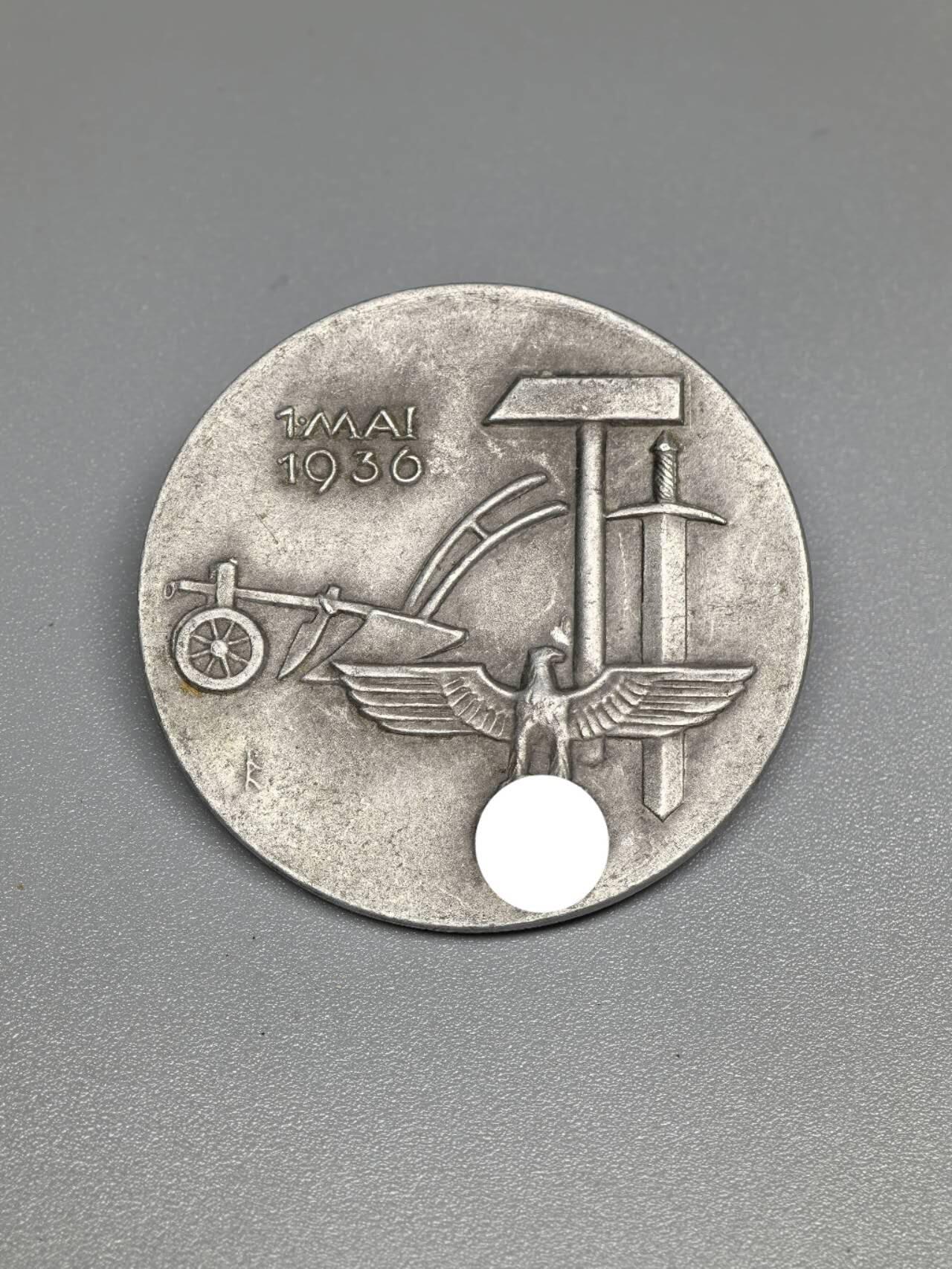 小驴勋章奖章收藏1月10日周六晚六点拍卖（珍爱和平，收藏战争，铭记历史，勿忘国耻，忠党爱国。有偿代拍，送拍规则在简介最后，参拍须阅读规则后再参拍，关系到运费包装发货时效真假辨别等关键信息，拍卖时不再发原图，看大图店主微信码在拍卖店铺介绍里）