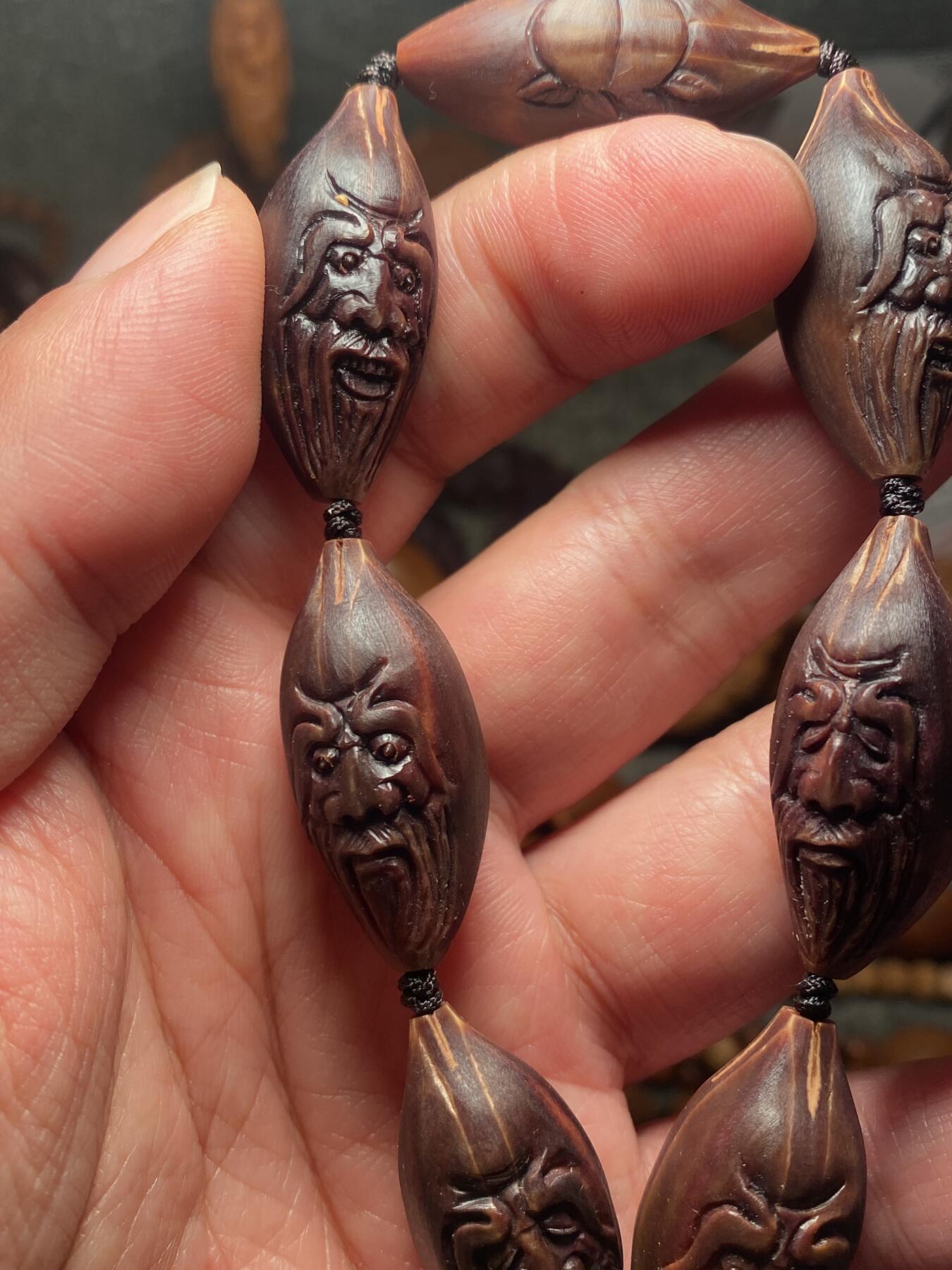 苏工名家王红秋个人作品展示 福利老苏工核雕，纯手工雕刻，紫核老款南极仙翁百态手串个性十足，等待有缘人，市场无同款，尺寸1。55x3.4喜欢的来呀