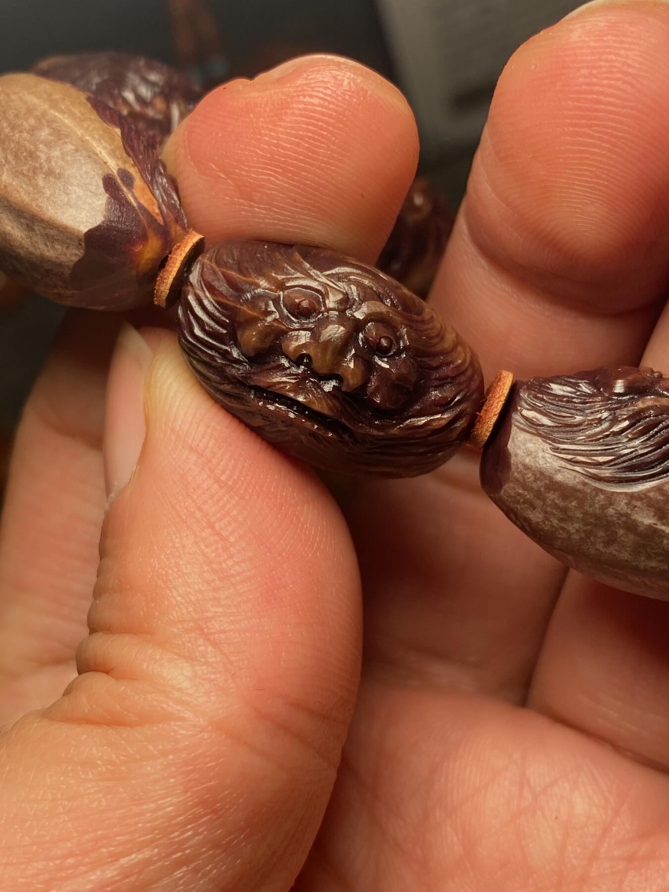 苏工名家王红秋个人作品展示 福利老苏工核雕，纯手工雕刻，紫核老款钟馗百态手串个性十足，等待有缘人，市场无同款，尺寸1。6x2.45喜欢的来呀