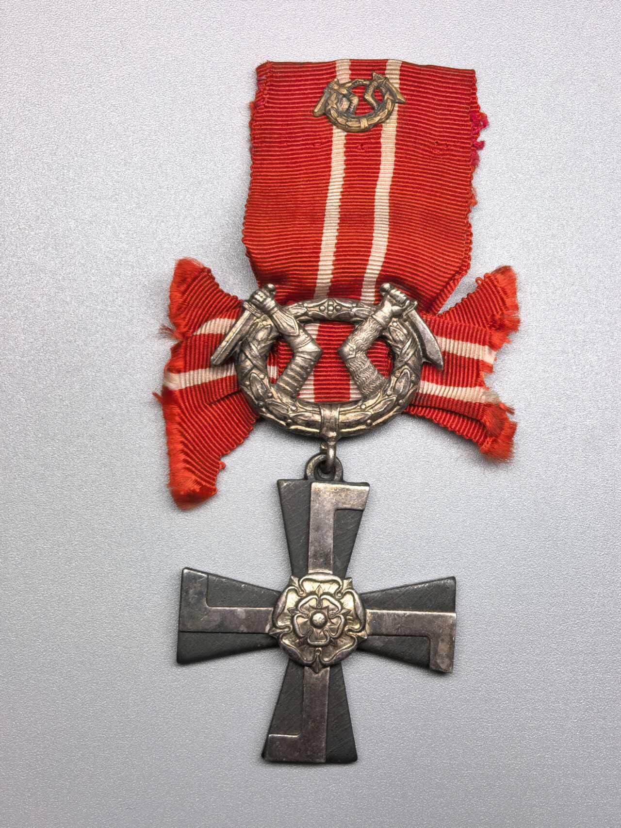 小驴勋章奖章收藏1月10日周六晚六点拍卖（珍爱和平，收藏战争，铭记历史，勿忘国耻，忠党爱国。有偿代拍，送拍规则在简介最后，参拍须阅读规则后再参拍，关系到运费包装发货时效真假辨别等关键信息，拍卖时不再发原图，看大图店主微信码在拍卖店铺介绍里）