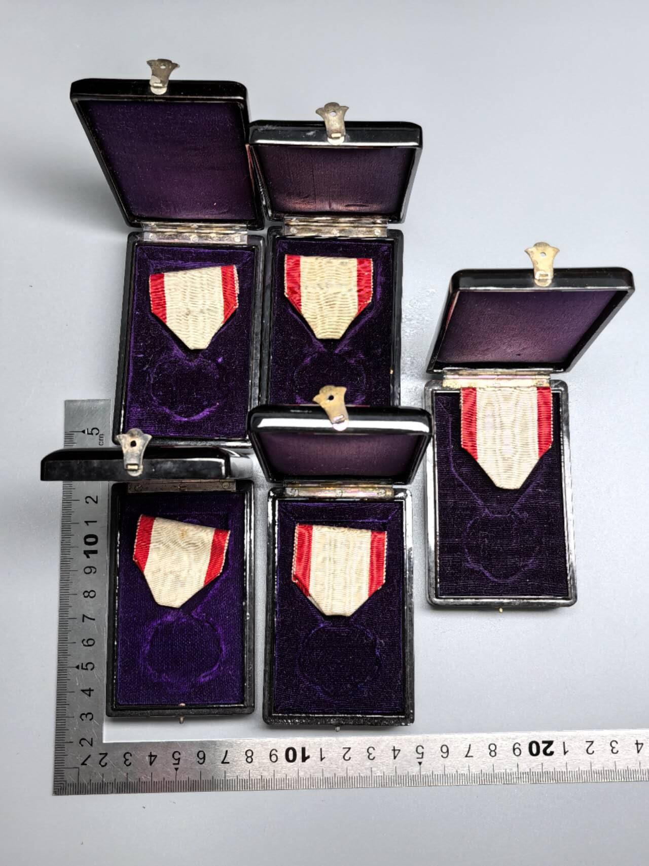 小驴勋章奖章收藏1月10日周六晚六点拍卖（珍爱和平，收藏战争，铭记历史，勿忘国耻，忠党爱国。有偿代拍，送拍规则在简介最后，参拍须阅读规则后再参拍，关系到运费包装发货时效真假辨别等关键信息，拍卖时不再发原图，看大图店主微信码在拍卖店铺介绍里）