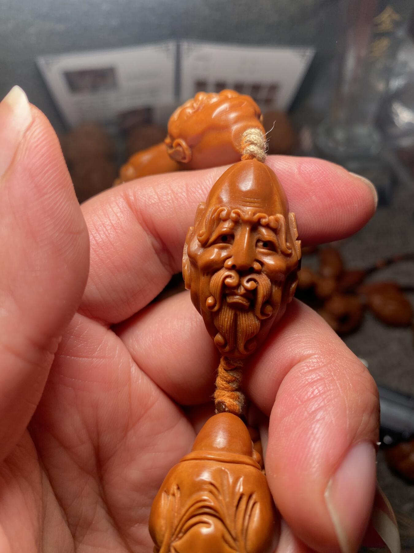 苏工名家王红秋个人作品展示 福利苏工核雕，纯手工雕刻,须派十八罗汉，个性十足，等待有缘人，市场无同款，尺寸2。1x3.45喜欢的来