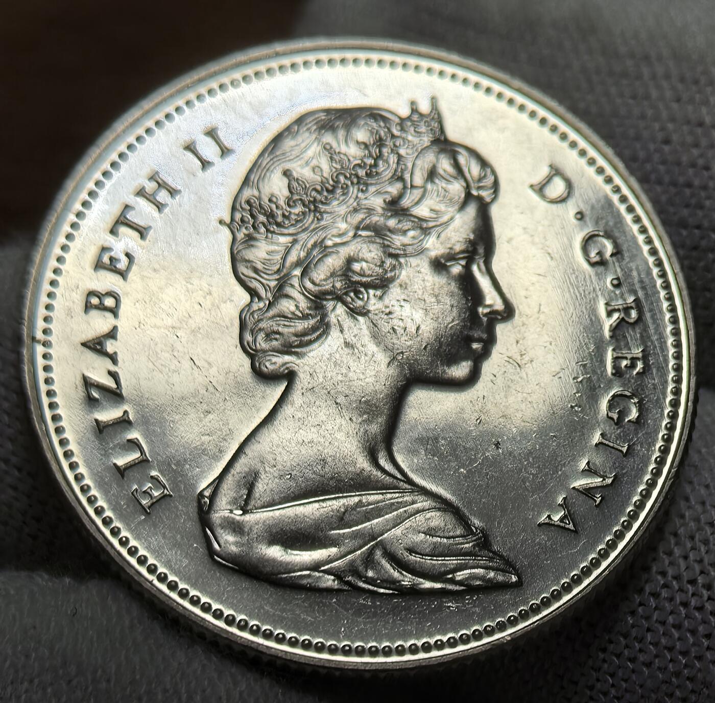 外国优质银币非洲美洲币，周六九点倒数截拍，满百包邮，持续收拍 加拿大1970 年 50 分精制币，正面是伊丽莎白二世像，背面展加拿大国徽（双狮护盾），币面工艺细腻，国徽细节清晰，具英联邦货币收藏与历史价值。