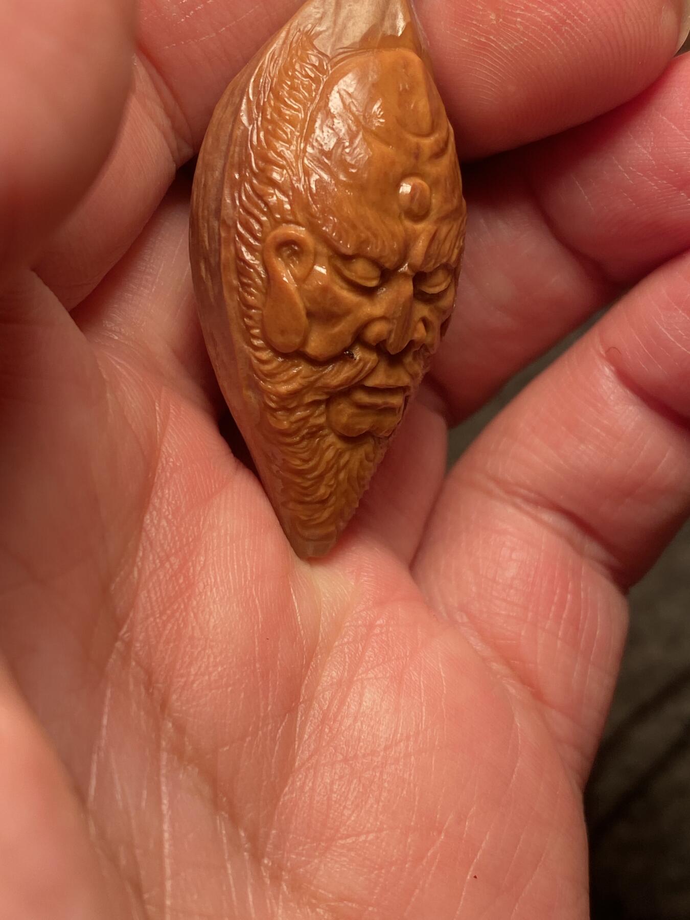 苏工名家王红秋个人作品展示 苏工核雕纯手工雕刻，老苏工诺距罗尊者，四花梅林大核，个性十足，市场无同款，尺寸2。18x4.6喜欢的来