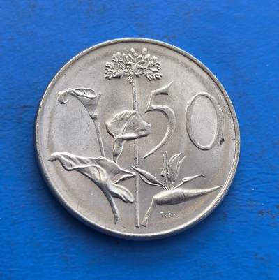 外国优质银币非洲美洲币，周六九点倒数截拍，满百包邮，持续收拍 - 南非1979 年 50 分币，正面绘鹤望兰等本土花卉，背面印人物像 + 国名，银质币融南非植物特色与时代人物元素，兼具地域自然标识与历史收藏价值。