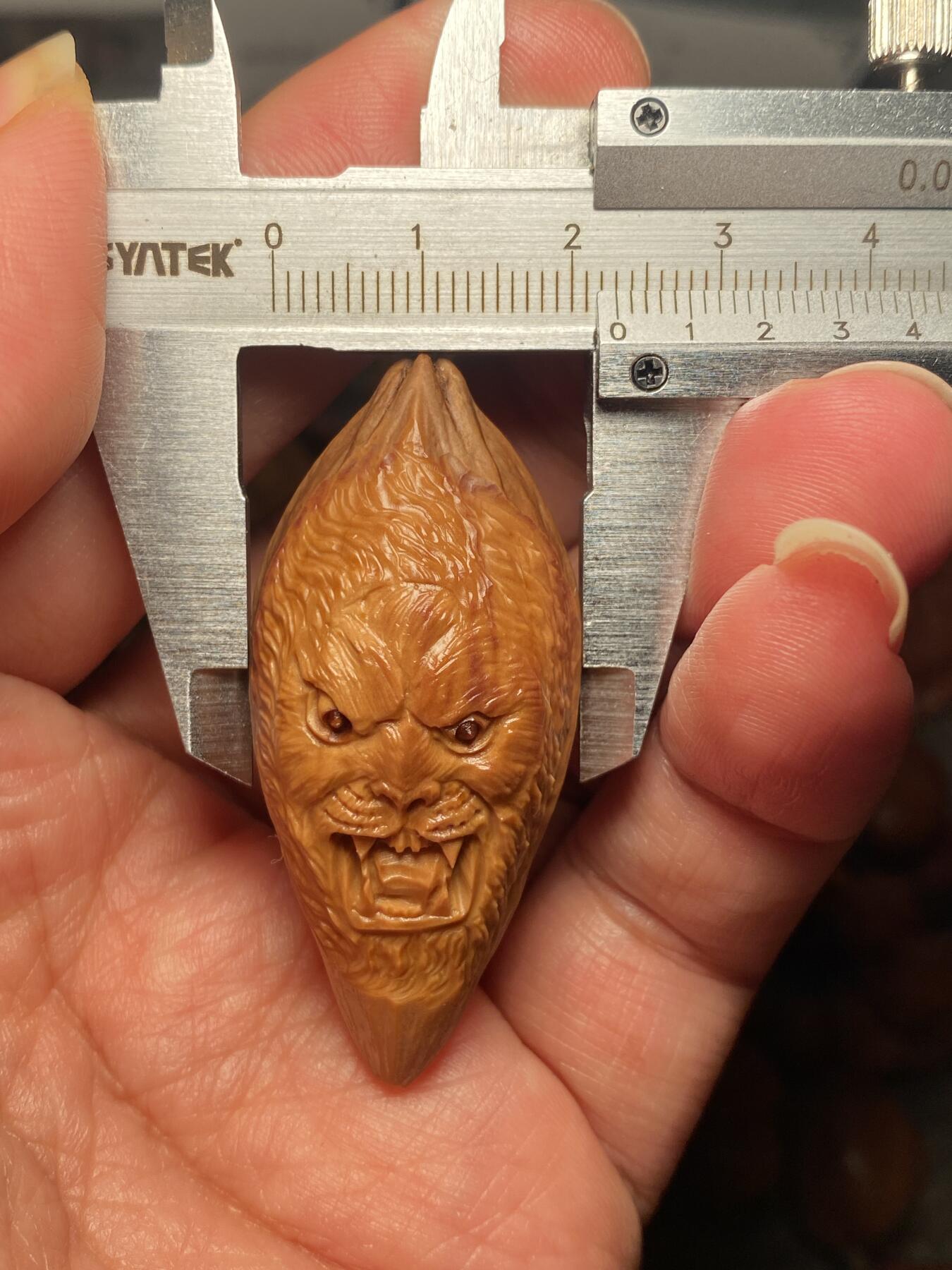 苏工名家王红秋个人作品展示 福利苏工核雕，纯手工雕刻，四花梅林大核君临天下，个性十足，等待有缘人，市场无同款，尺寸2。3x5。0喜欢的来