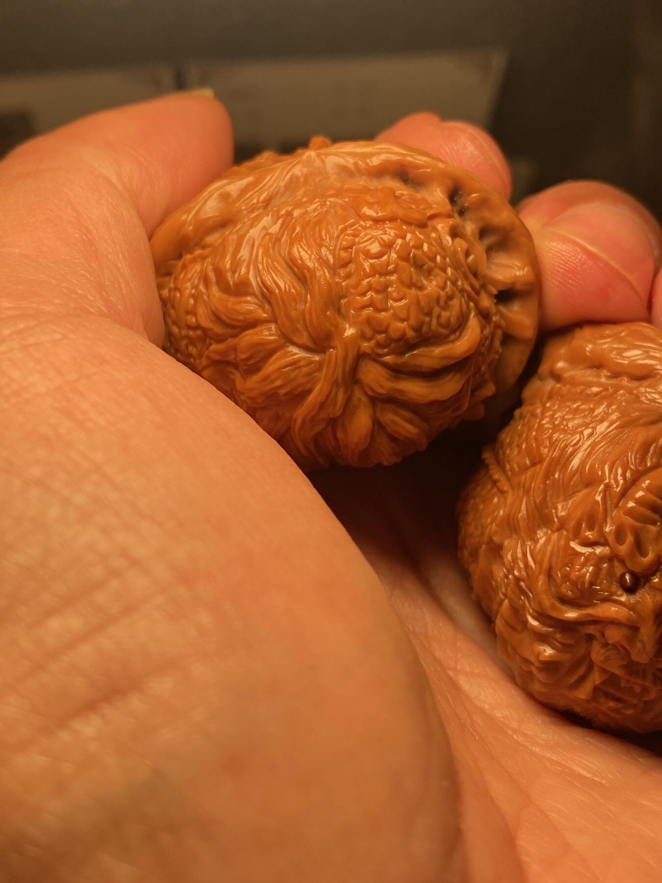 苏工名家王红秋个人作品展示 福利苏工核雕，纯手工核桃雕刻双龙戏珠一对个性十足，等待有缘人，市场无同款，尺寸4。3喜欢的来