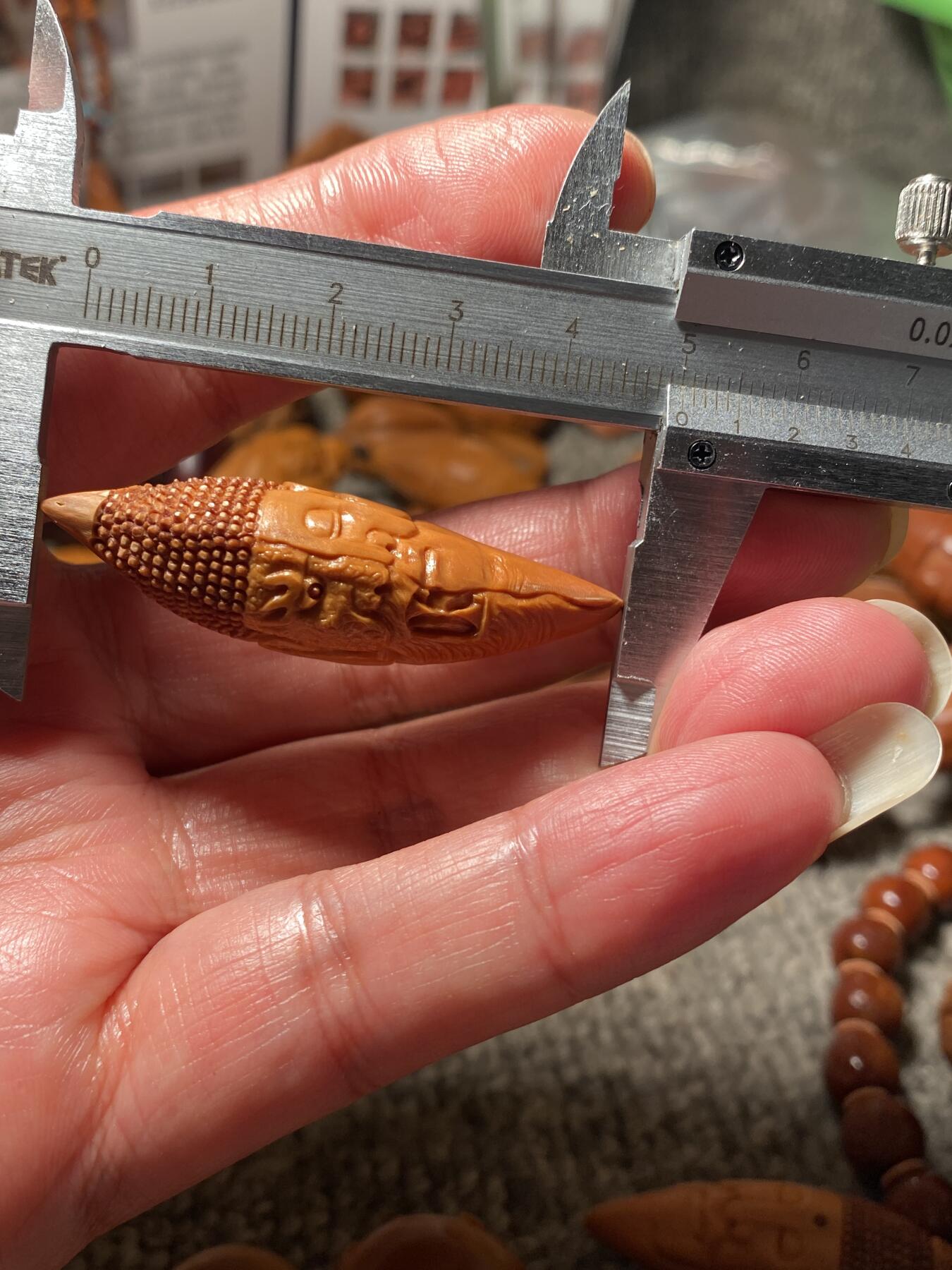 苏工名家王红秋个人作品展示 福利苏工核雕，纯手工雕刻，老苏工柳叶一念之间，个性十足，等待有缘人尺寸1。5x5.0喜欢的来