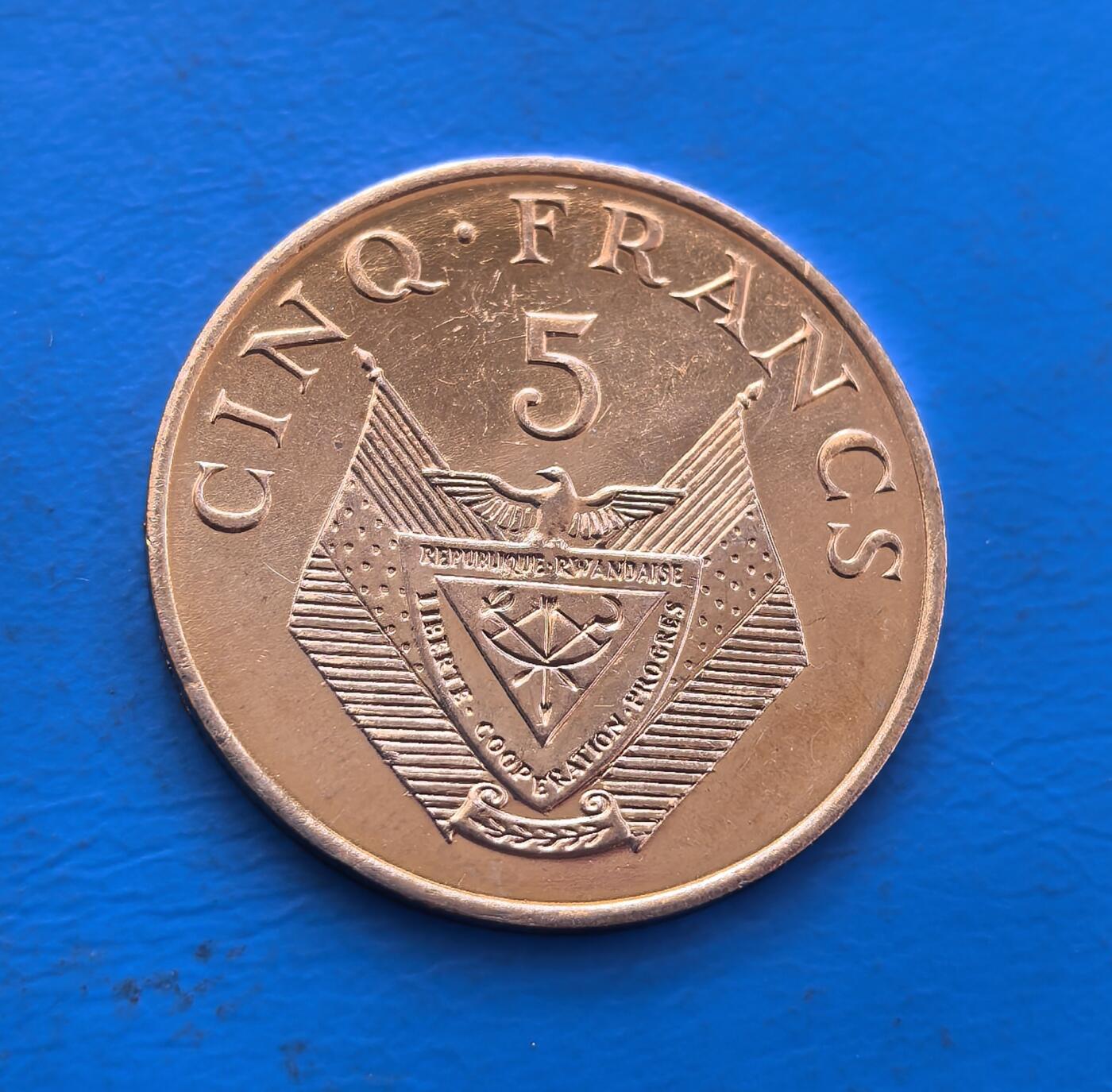 外国优质银币非洲美洲币，周六九点倒数截拍，满百包邮，持续收拍 卢旺达1987 年 5 法郎，正面展国徽（含 “自由、合作、进步” 标语），背面绘咖啡枝（卢旺达核心经济作物），风格体现其国家标识与农业支柱，是东非现代货币收藏之选。