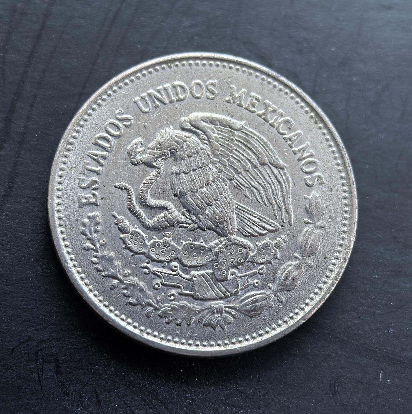 外国优质银币非洲美洲币，周六九点倒数截拍，满百包邮，持续收拍 墨西哥1986 年世界杯 200 比索纪念币，正面绘足球竞技场景，标注 “Mexico 86”，背面是墨西哥国徽，关联顶级足球赛事，币面体育元素鲜明，具赛事纪念与收藏价值。