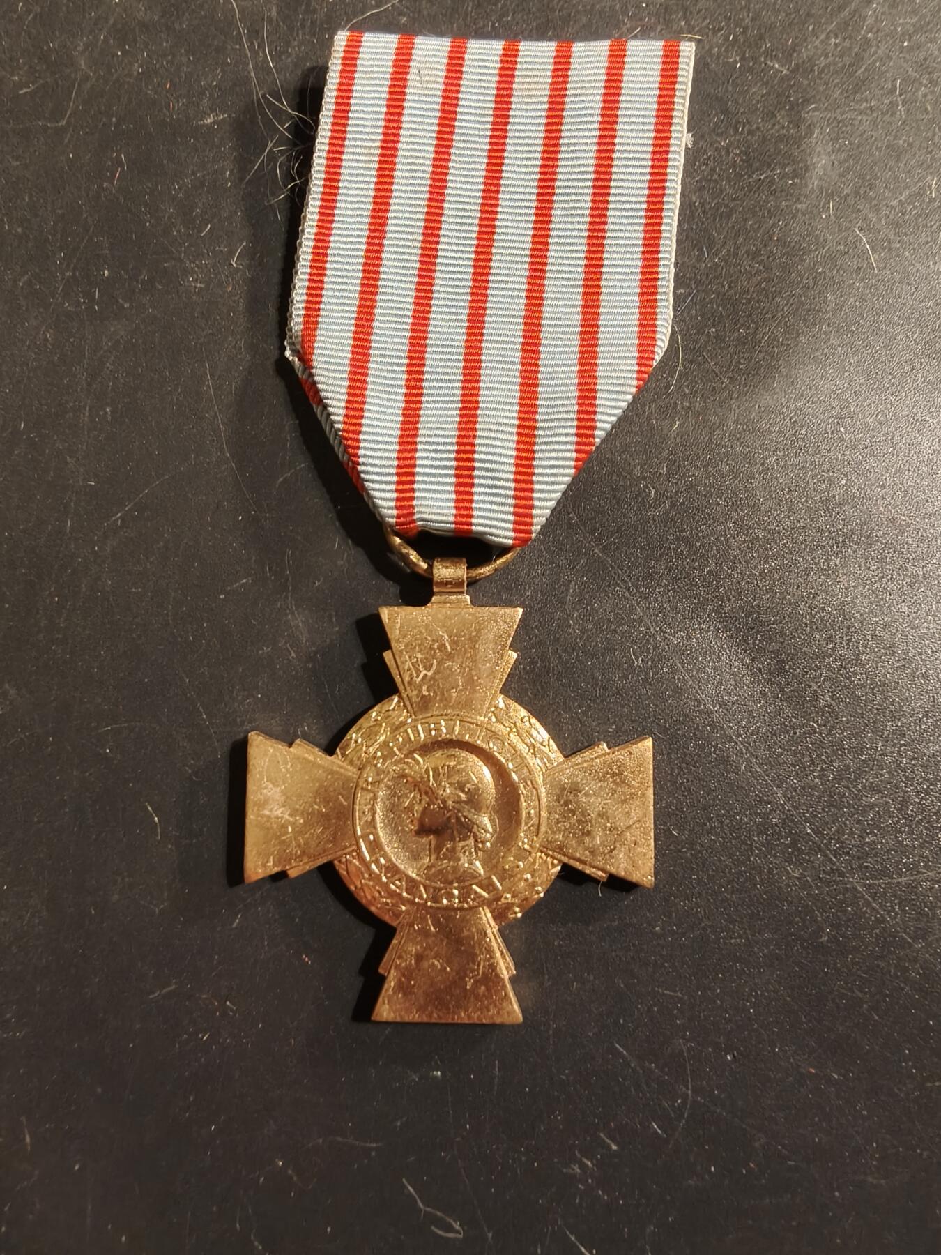 老王徽章第175期 法国战斗十字奖章    镀金版