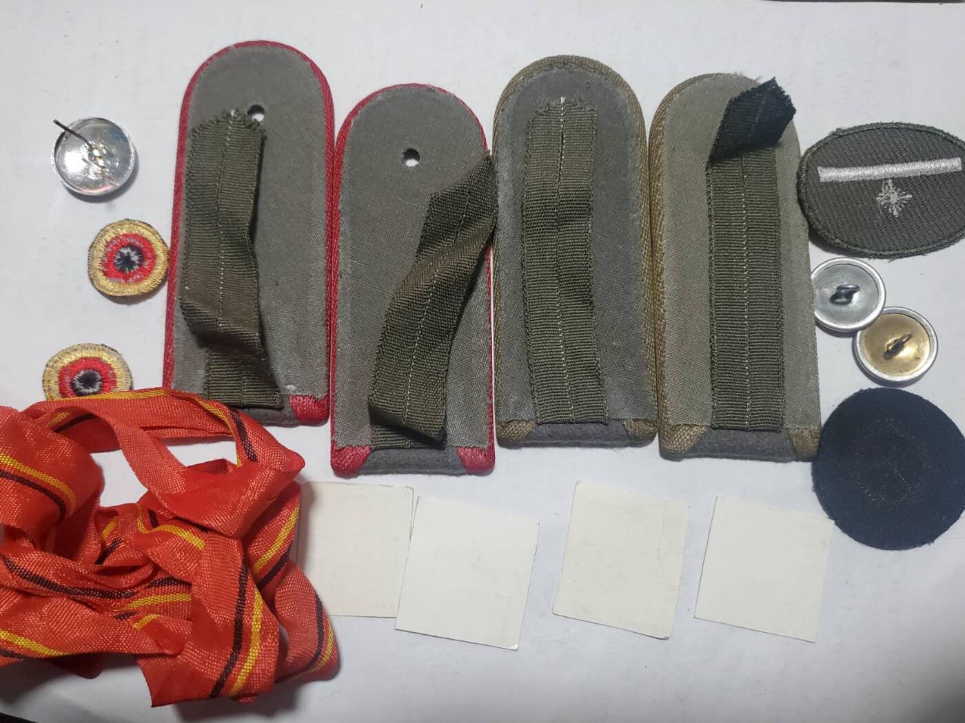 韵星假日拍卖第三十六期 -- Rimey Holidays Auction 36 民主德国人民军配件一组 带有肩章 标识帽徽 布证章 奖牌带 四张玻璃略纸（用于嵌入略版）