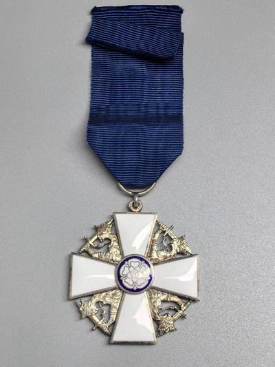 小驴勋章奖章收藏1月10日周六晚六点拍卖（珍爱和平，收藏战争，铭记历史，勿忘国耻，忠党爱国。有偿代拍，送拍规则在简介最后，参拍须阅读规则后再参拍，关系到运费包装发货时效真假辨别等关键信息，拍卖时不再发原图，看大图店主微信码在拍卖店铺介绍里） - 芬兰白玫瑰勋章银质珐琅，环打银标年份标